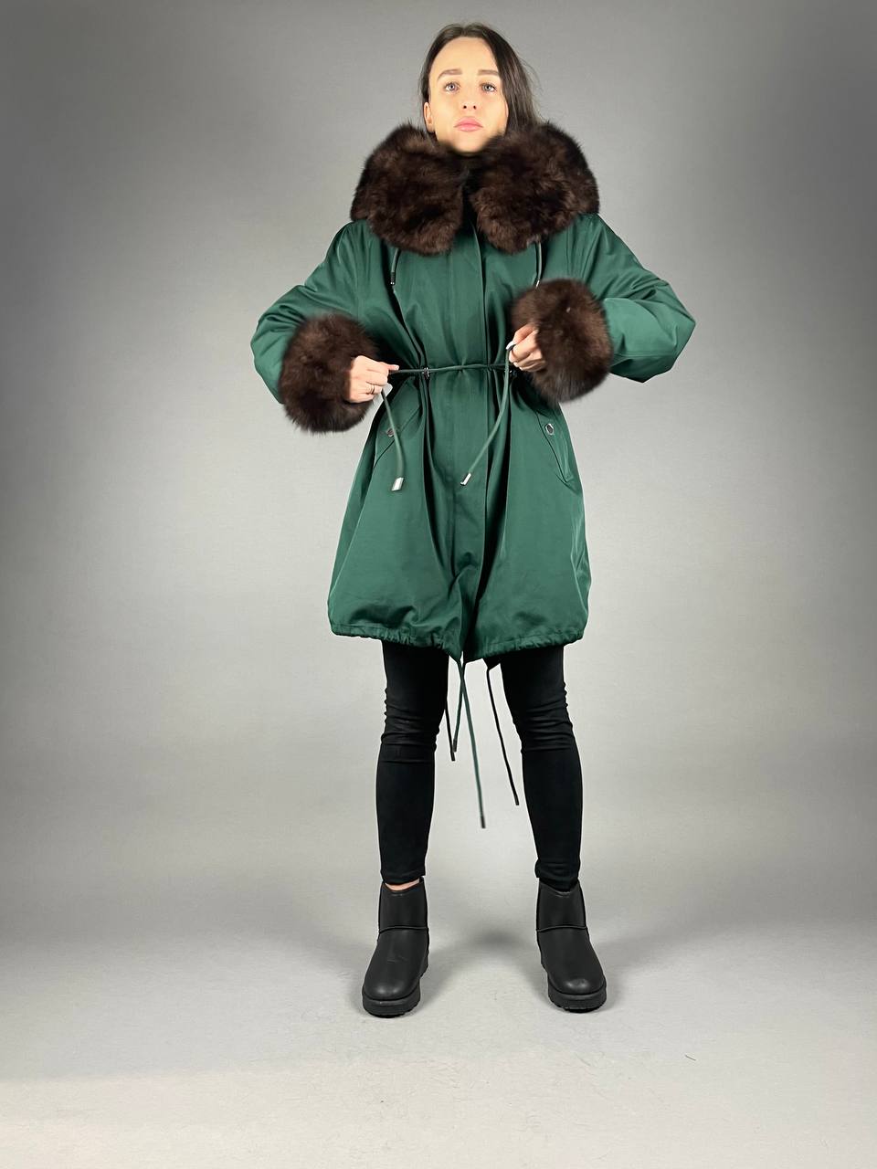 PARKA Baltic Classic Green ar Brown Artic kažokādu un oderi Rex truša kažokāda sievietēm 95 см