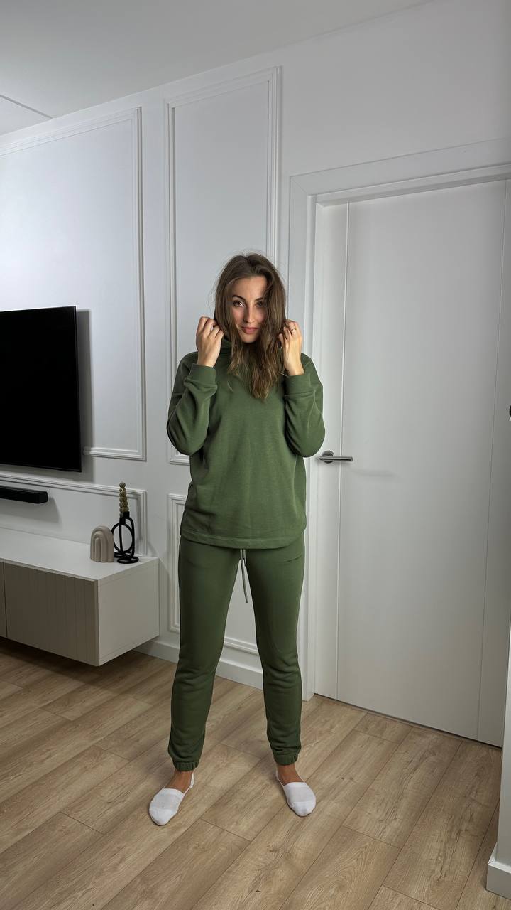 Zaļš trikotto uzvalks