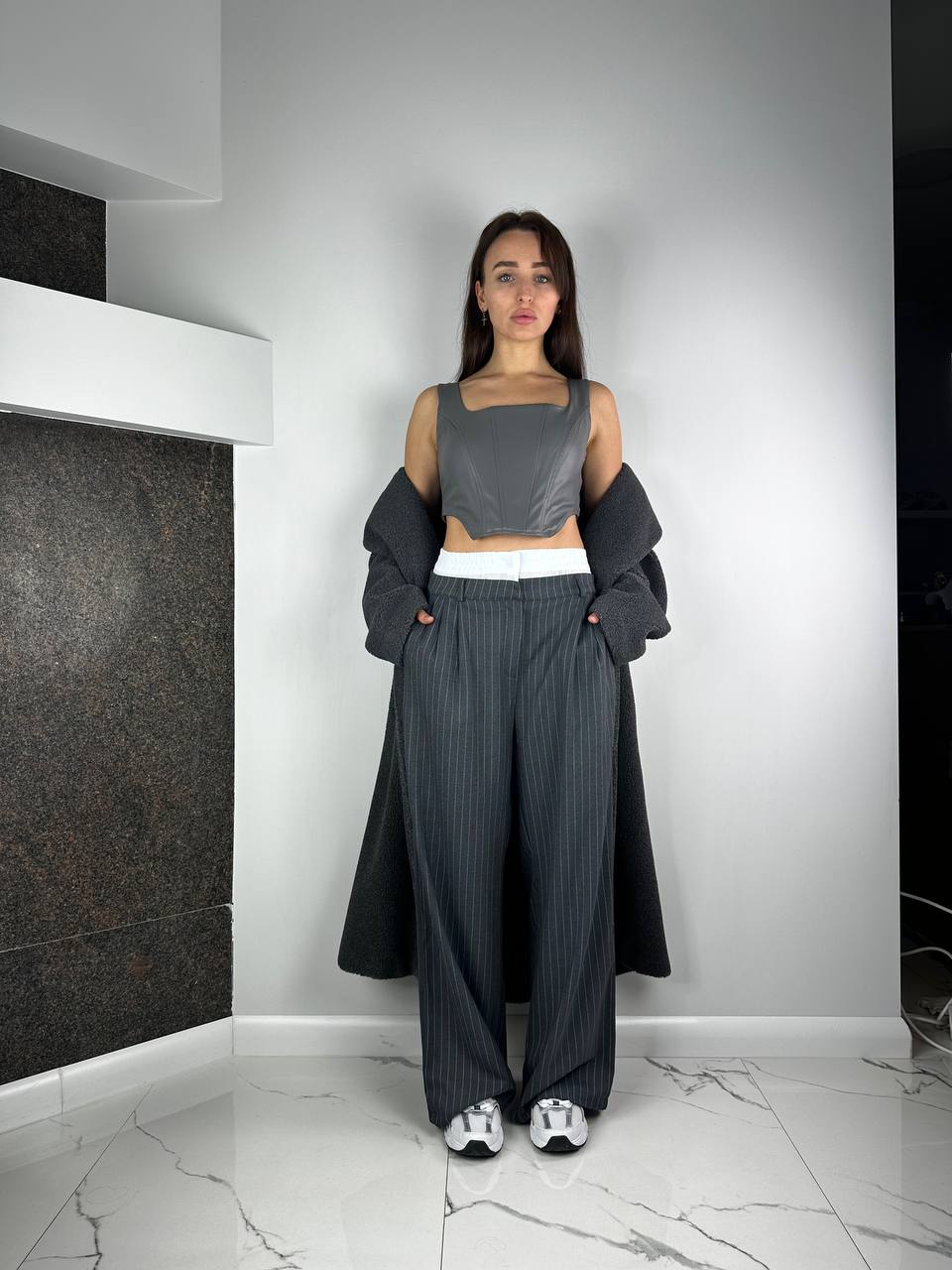 Серые брюки палаццо из белой ткани