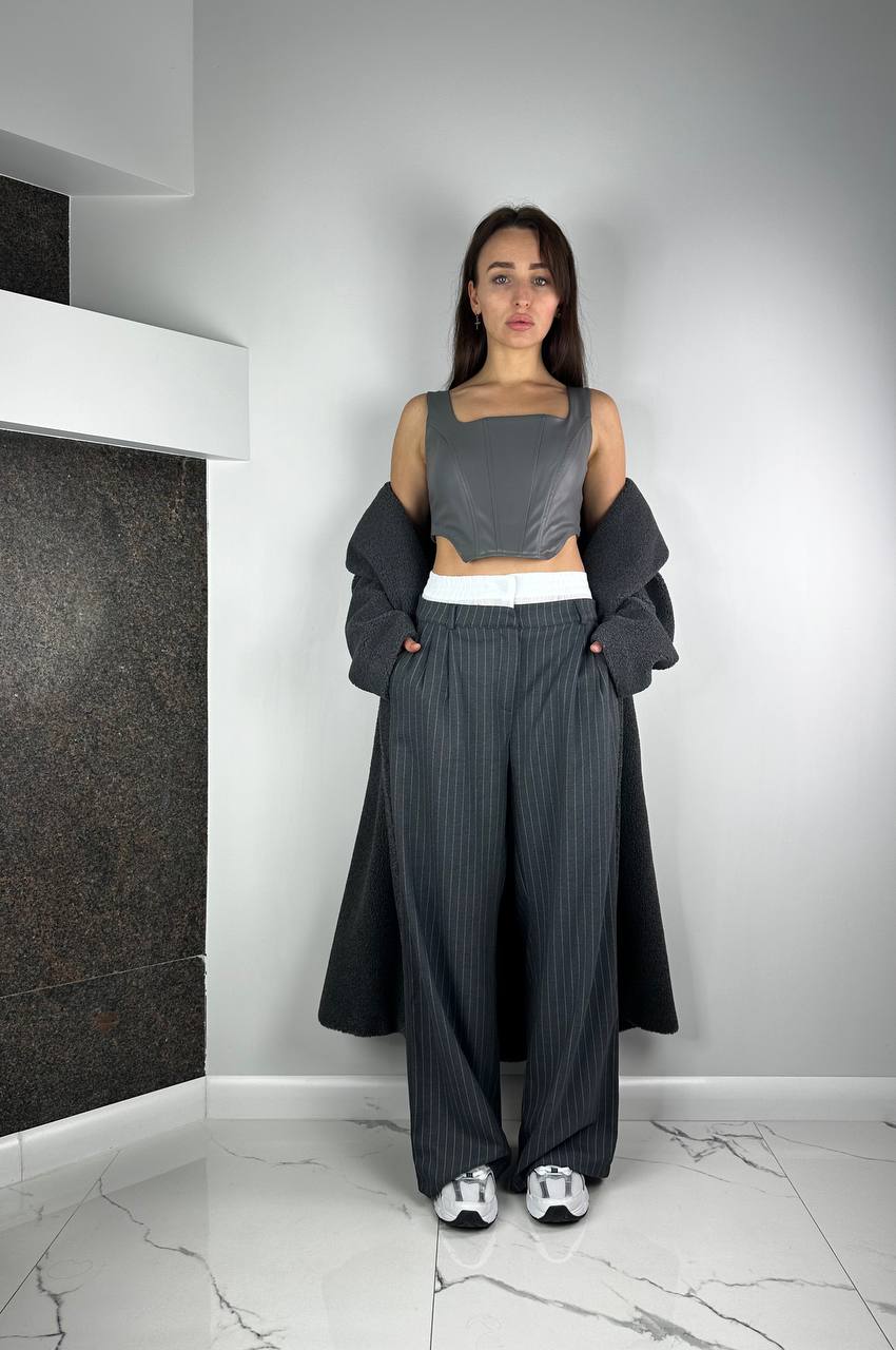 Серые брюки палаццо из белой ткани