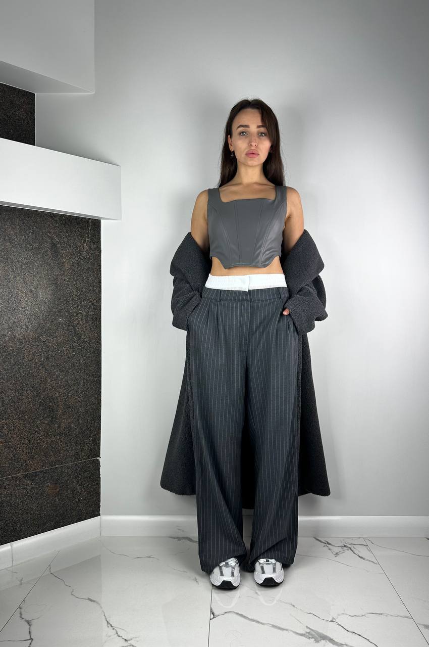 Серые брюки палаццо из белой ткани