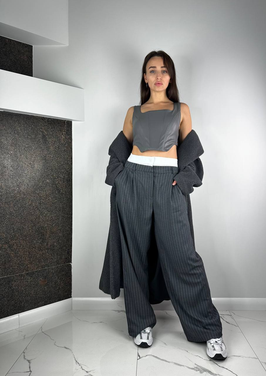 Серые брюки палаццо из белой ткани