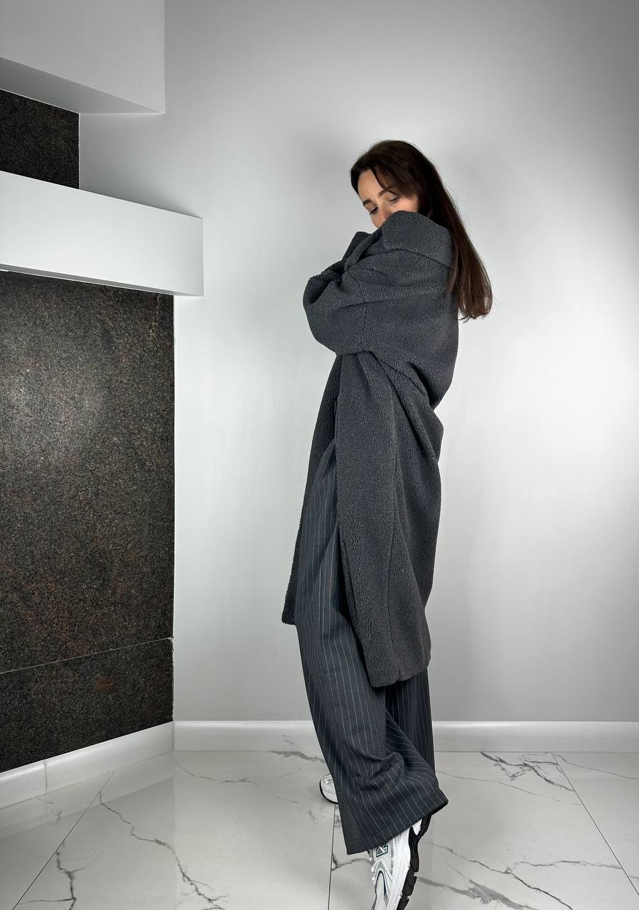 Серые брюки палаццо из белой ткани