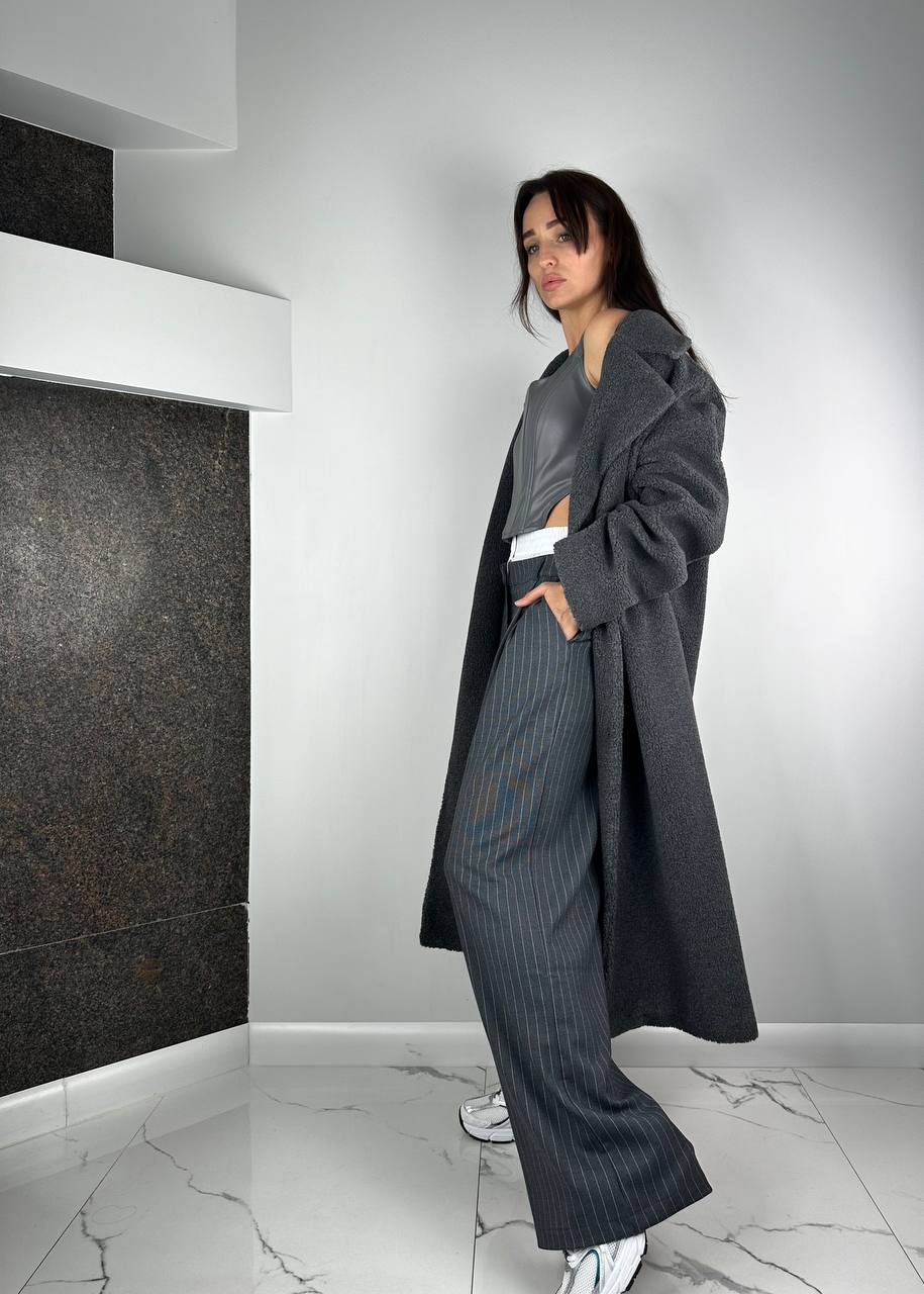 Серые брюки палаццо из белой ткани