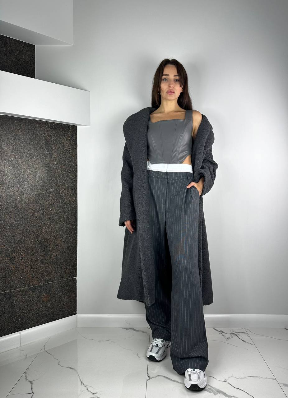 Серые брюки палаццо из белой ткани