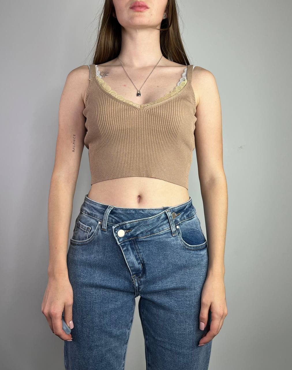 Top bēšs ar mežģīnēm (OS)