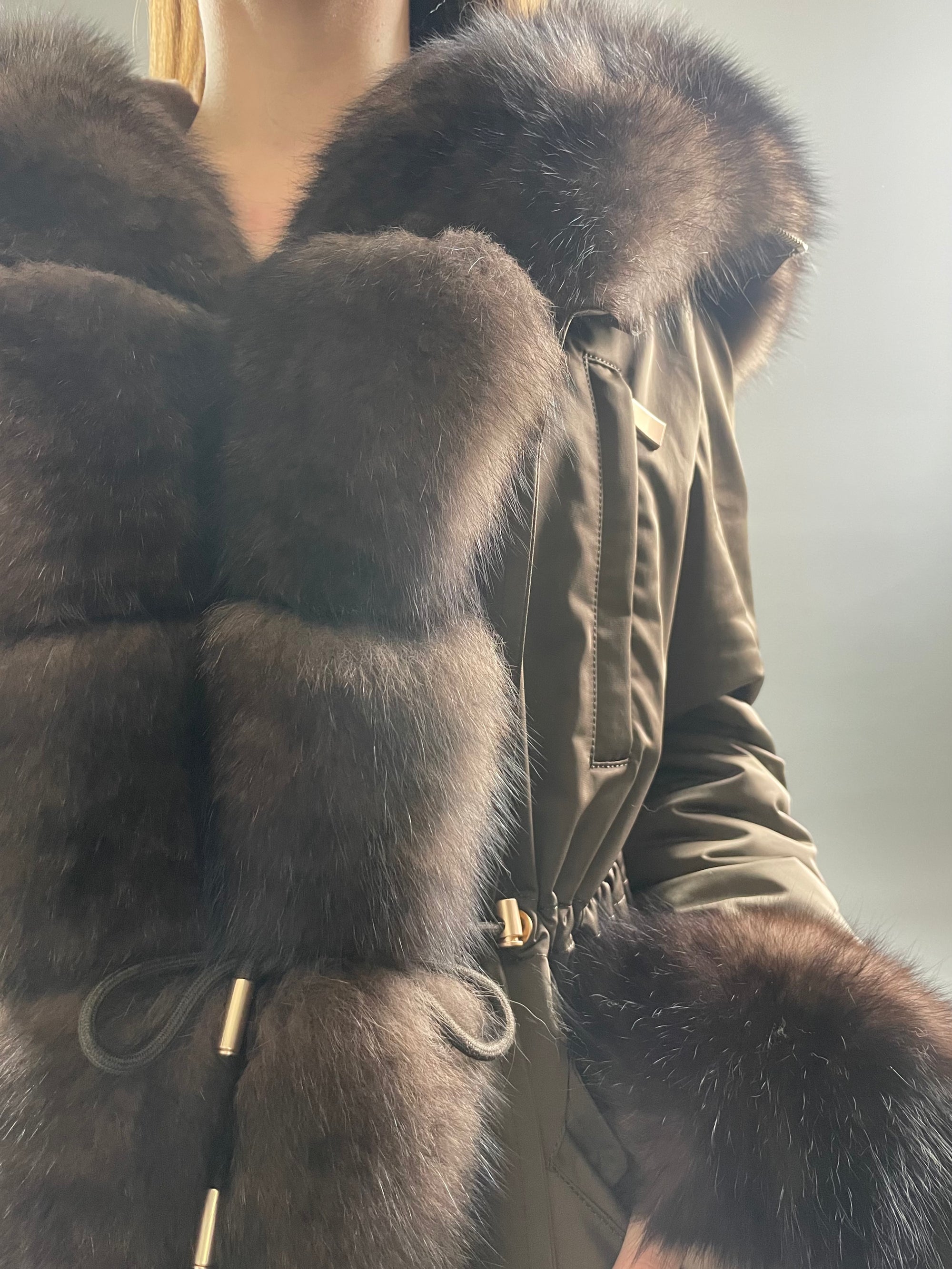 PARKA LUX Brūna ar brūnu Artic kažokādu un oderi Rex truša kažokāda sievietēm 95 cm