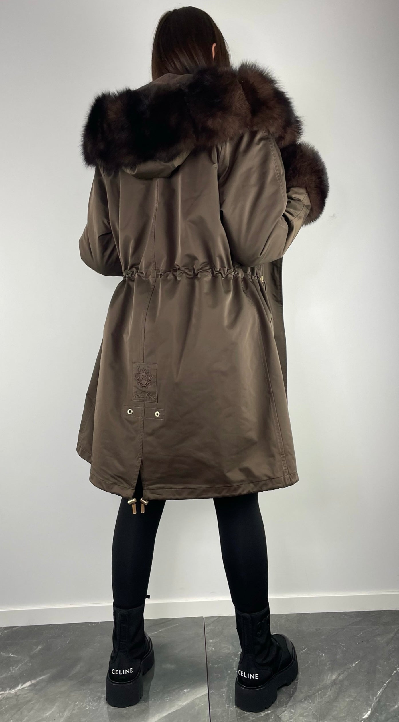 PARKA LUX Brūna ar brūnu Artic kažokādu un oderi Rex truša kažokāda sievietēm 95 cm