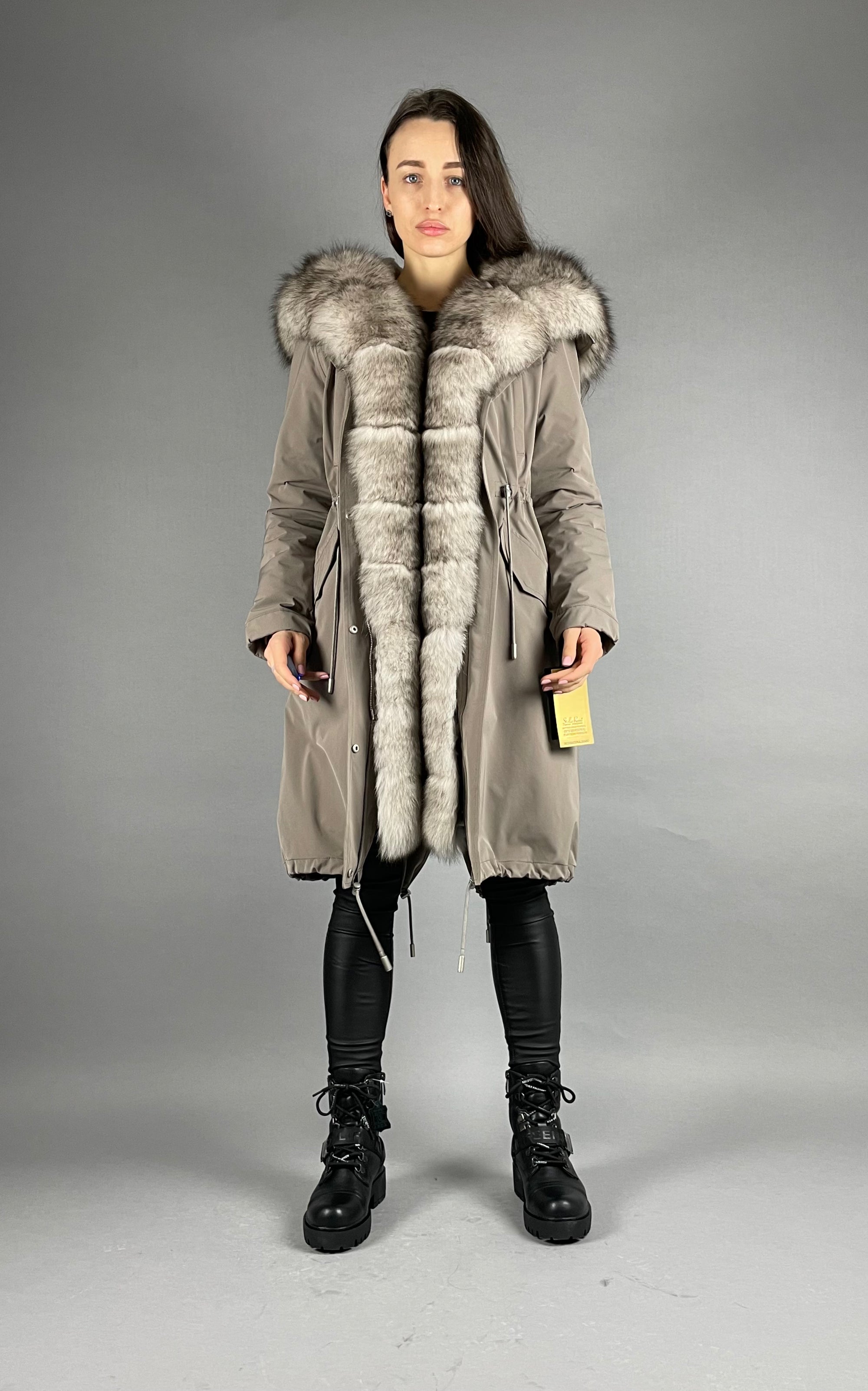 PARKA LUX kapučīno (12) ar balti melnu kažokādu (M16) / Rex sievietēm 95 cm