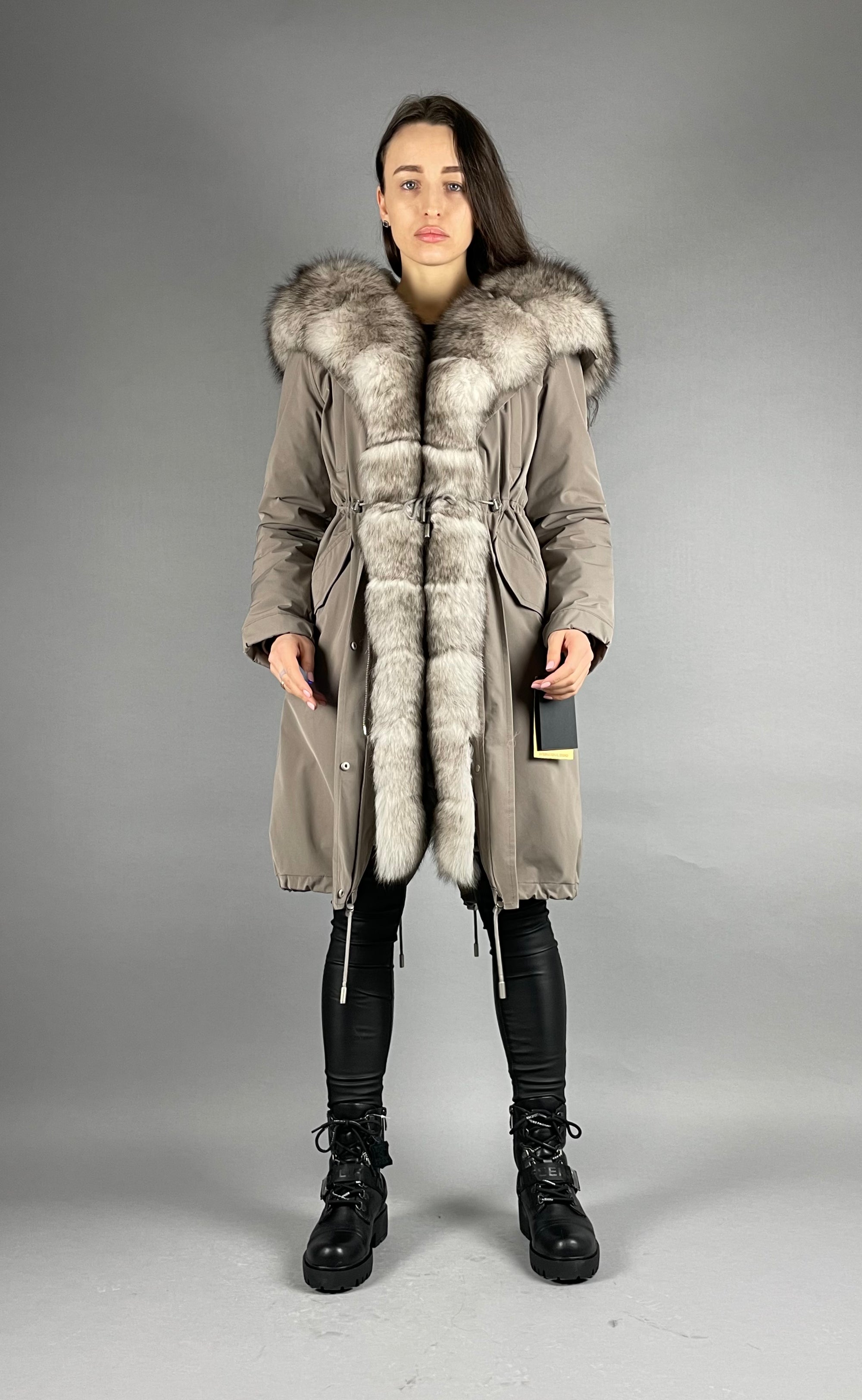 PARKA LUX kapučīno (12) ar balti melnu kažokādu (M16) / Rex sievietēm 95 cm