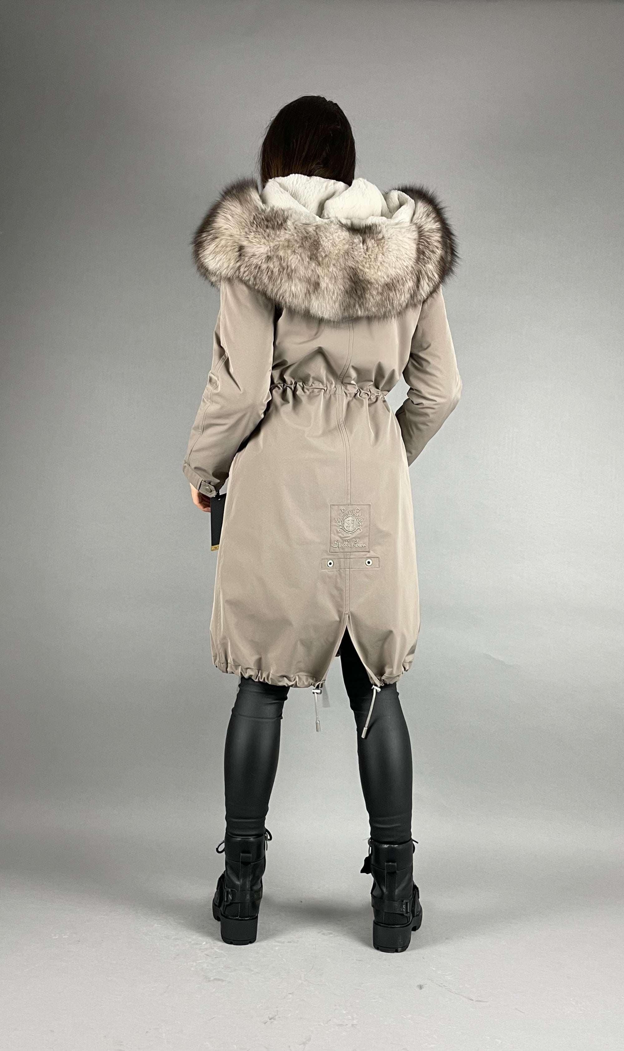 PARKA LUX kapučīno (12) ar balti melnu kažokādu (M16) / Rex sievietēm 95 cm
