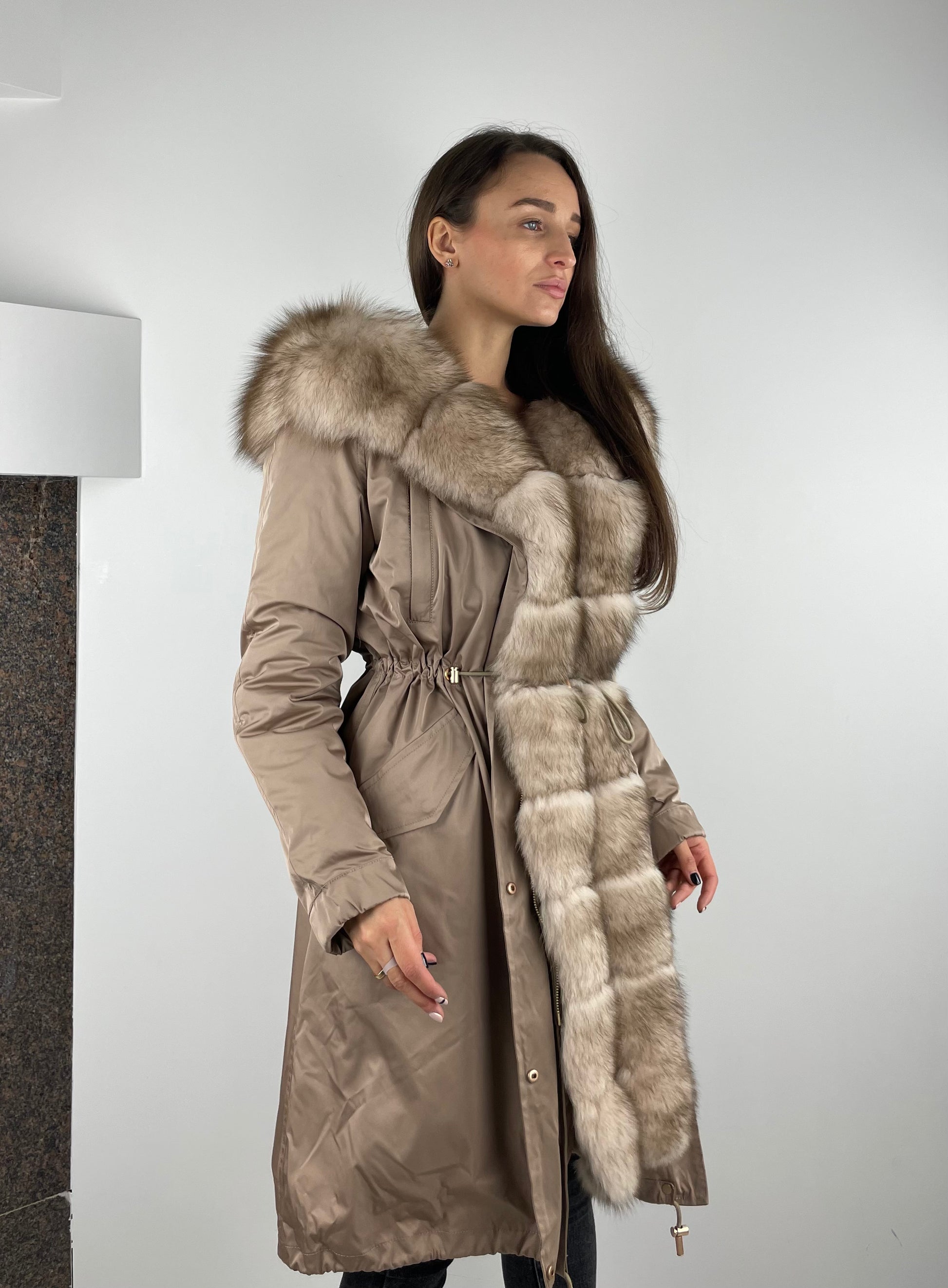 PARKA LUX Camel (92) ar balti dzeltenu kažokādu (M66) / Rex Lux sievietēm 103 cm