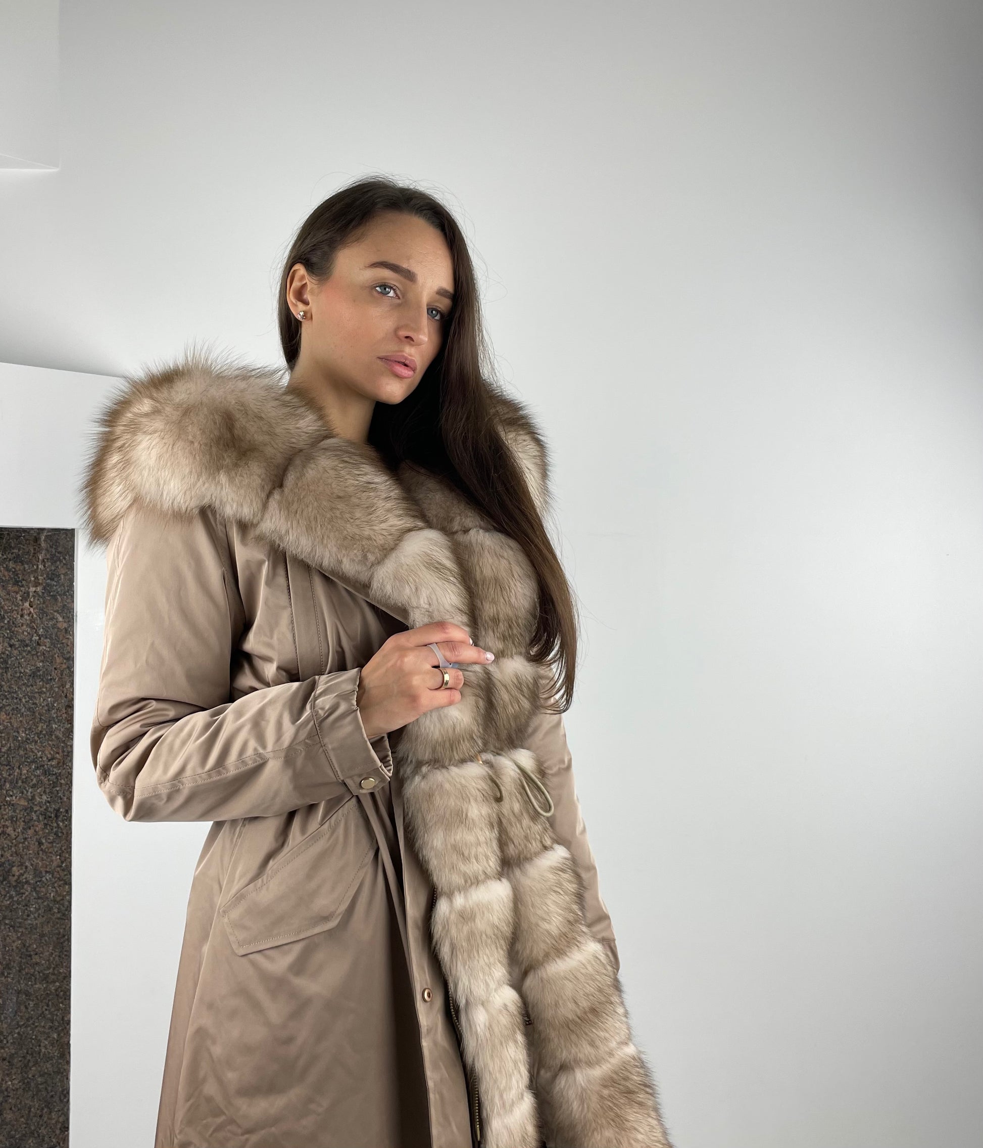 PARKA LUX Camel (92) ar balti dzeltenu kažokādu (M66) / Rex Lux sievietēm 103 cm