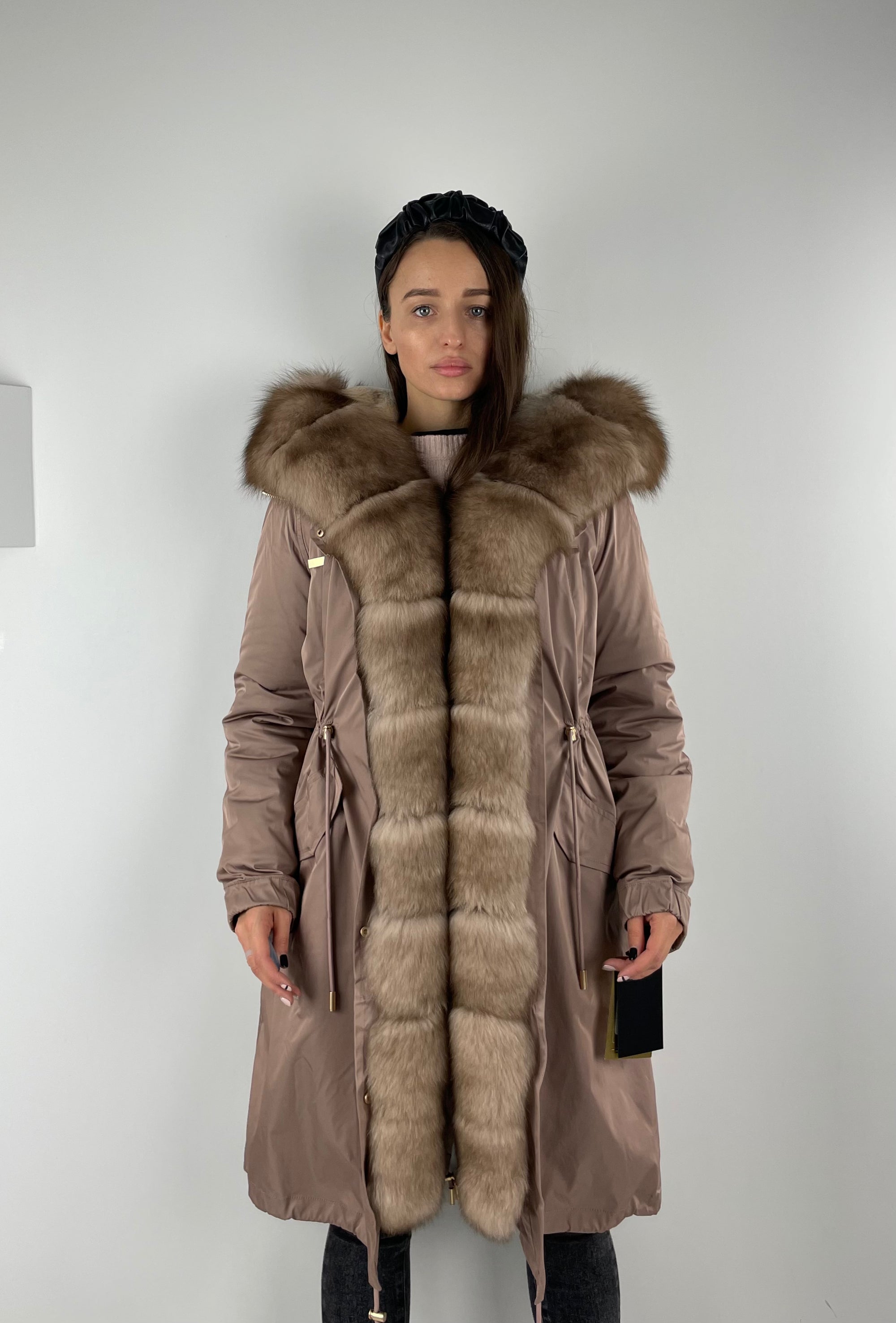 PARKA LUX Pudra krāsa (225) ar balti dzeltenu kažokādu (M66) / Rex sievietēm 95 cm