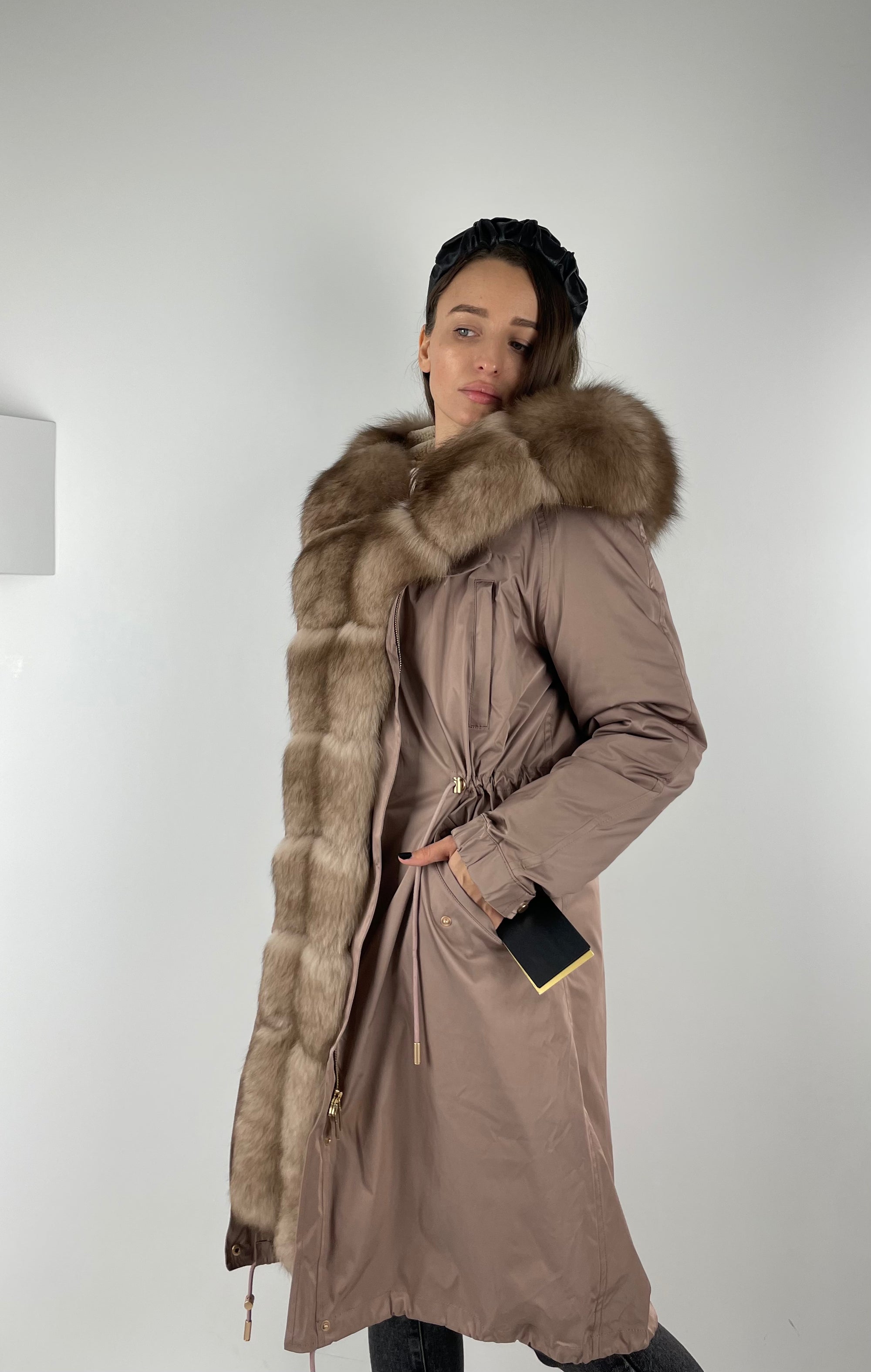 PARKA LUX Pudra krāsa (225) ar balti dzeltenu kažokādu (M66) / Rex sievietēm 95 cm
