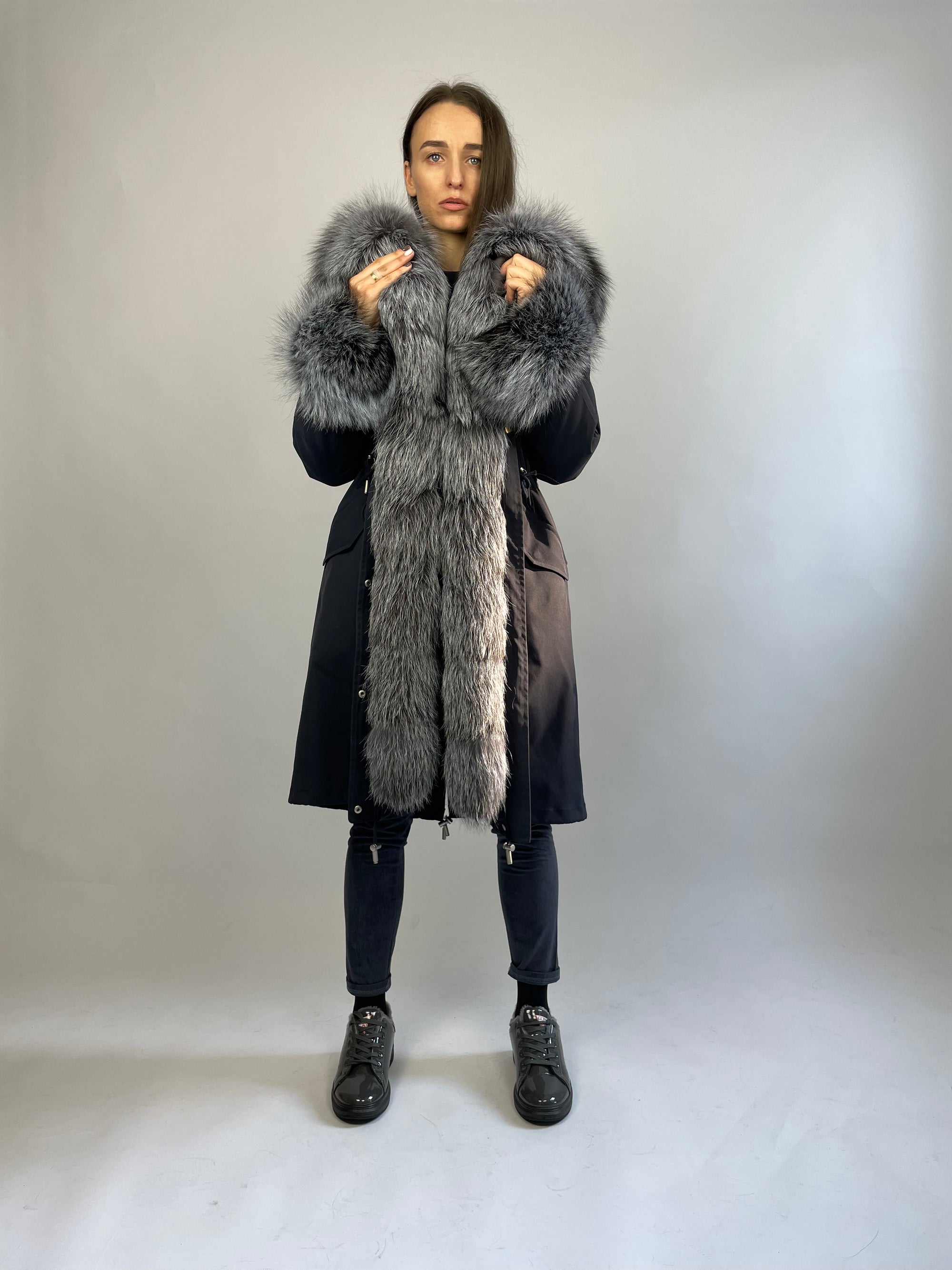 PARKA LUX Tumši zila krāsa (123) ar sudrablapsas kažokādu (M11) / Rex sievietēm 103 cm