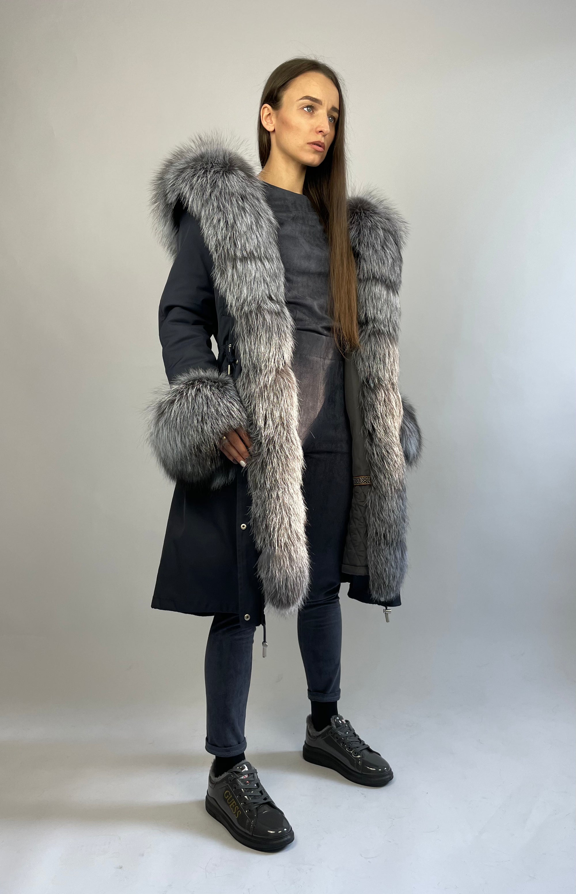 PARKA LUX Tumši zila krāsa (123) ar sudrablapsas kažokādu (M11) / Rex sievietēm 103 cm