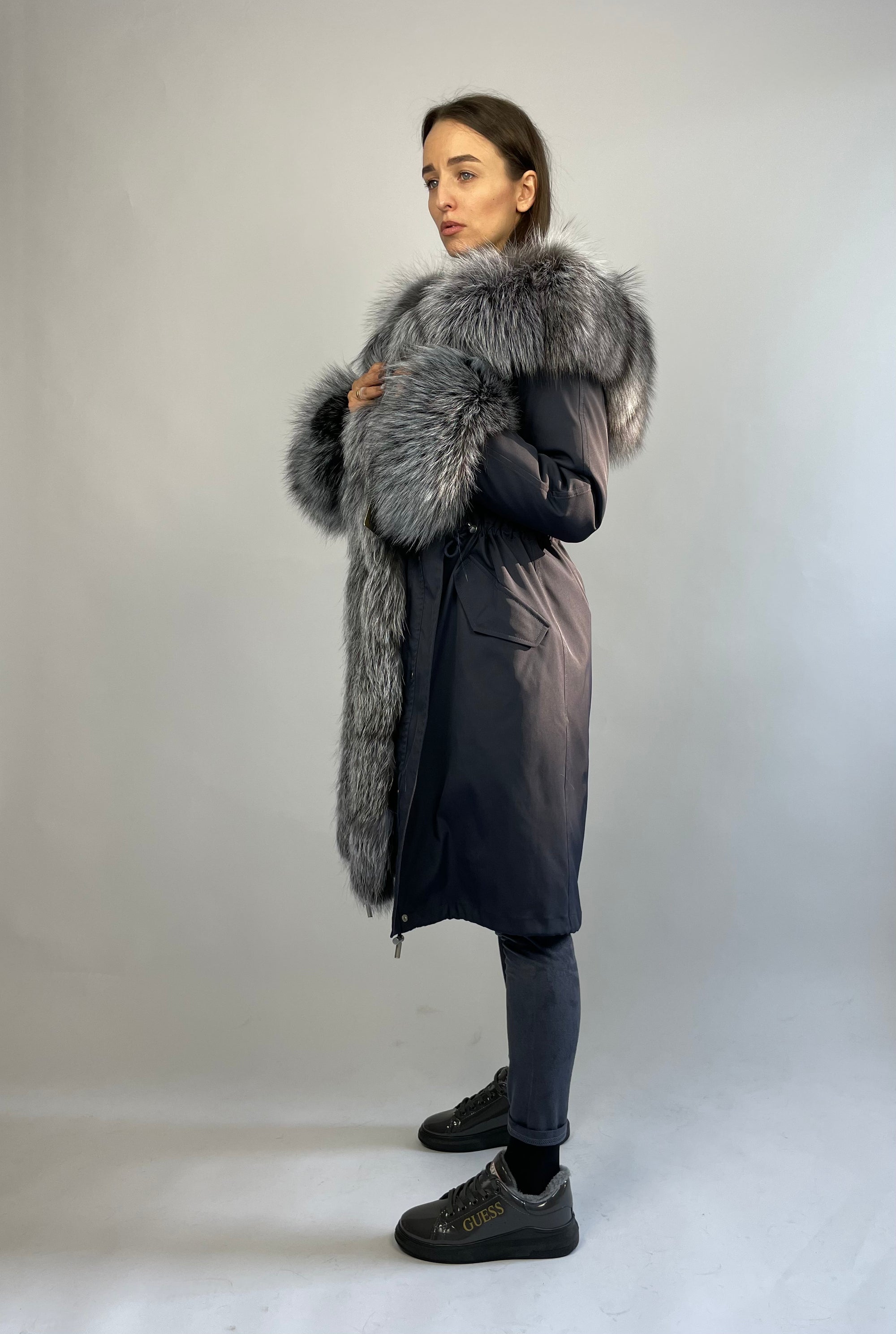 PARKA LUX Tumši zila krāsa (123) ar sudrablapsas kažokādu (M11) / Rex sievietēm 103 cm
