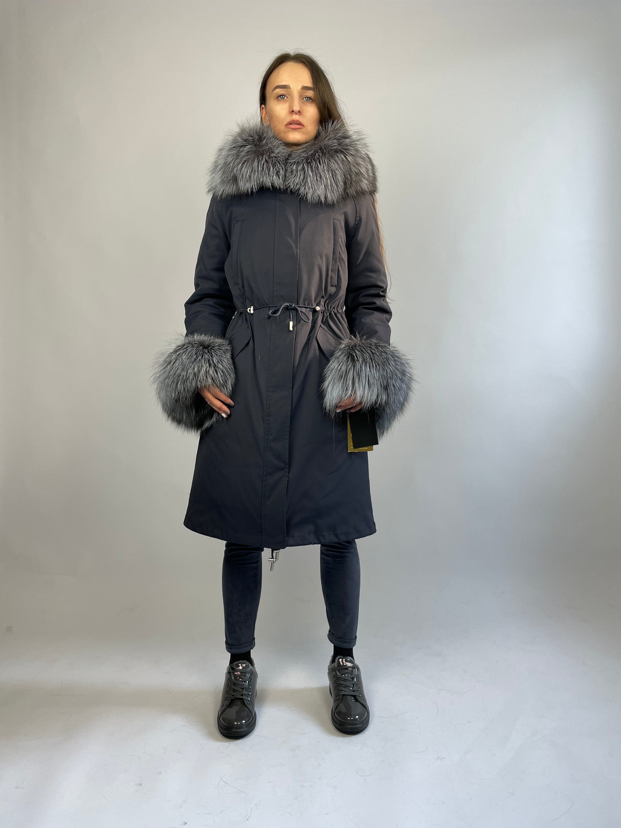 PARKA LUX Tumši zila krāsa (123) ar sudrablapsas kažokādu (M11) / Rex sievietēm 103 cm