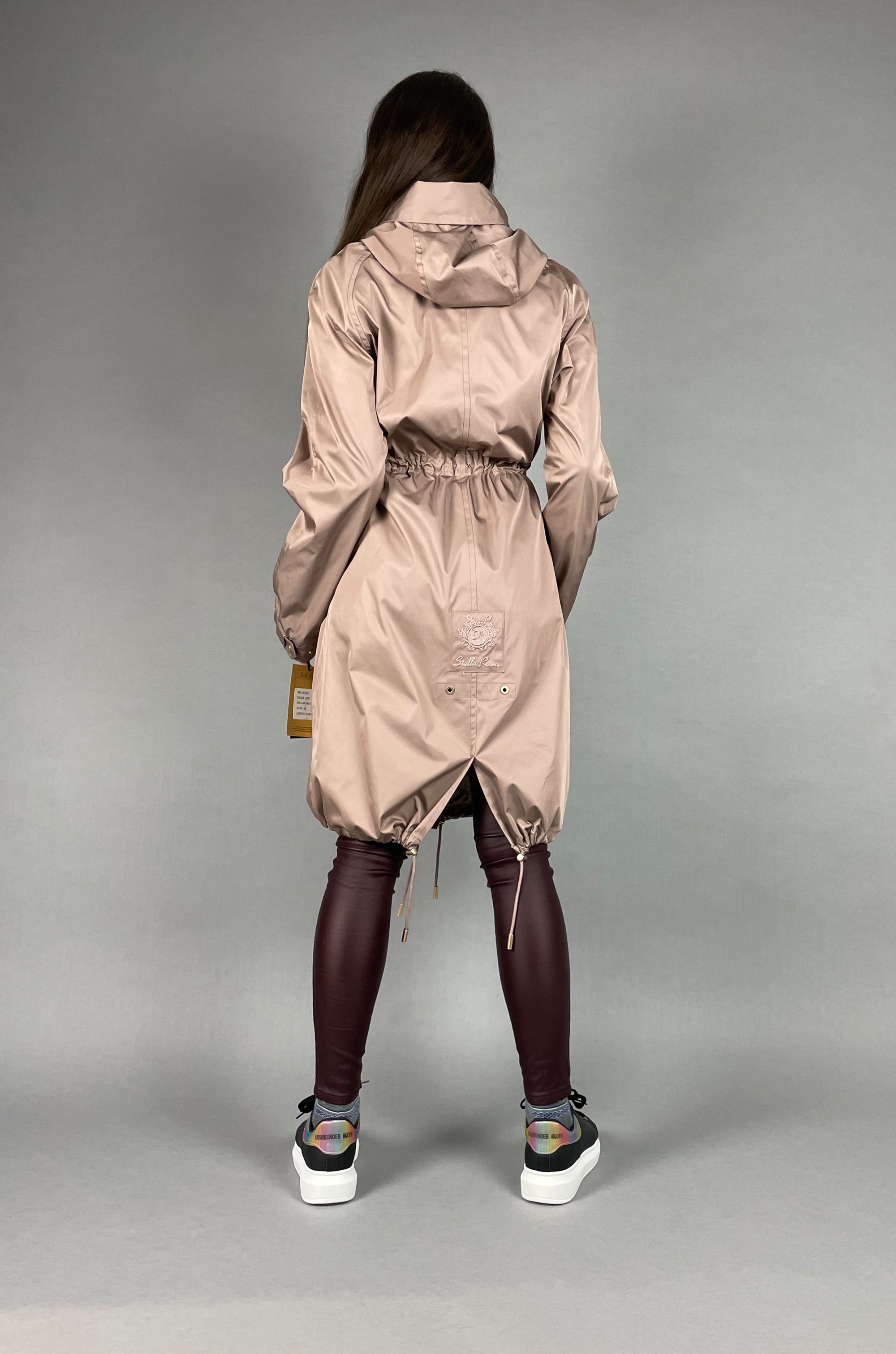 PARKA LUX Pudra krāsa (225) ar balti melnu lapsas kažokādu (M16) / Rex sievietēm 103 cm