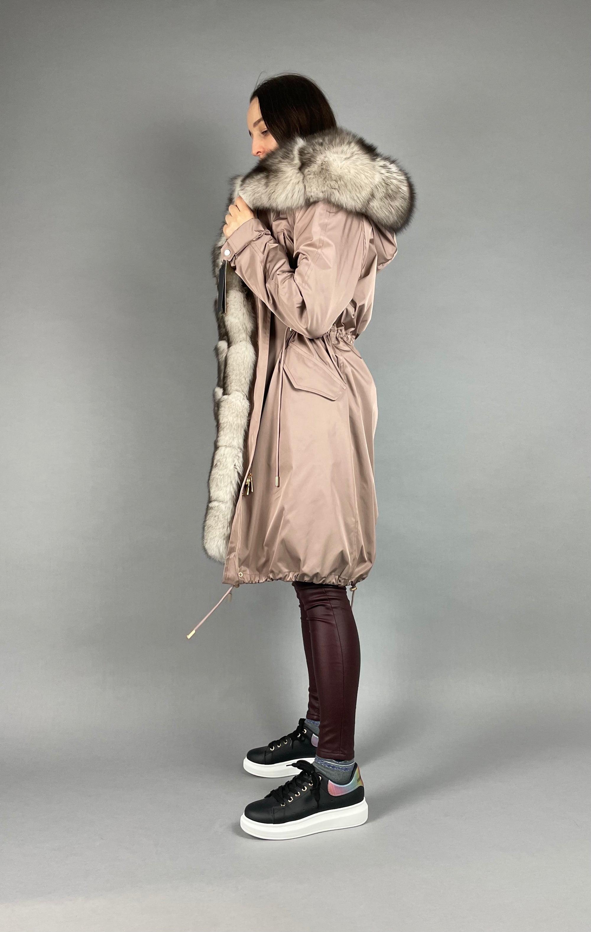 PARKA LUX Pudra krāsa (225) ar balti melnu lapsas kažokādu (M16) / Rex sievietēm 103 cm