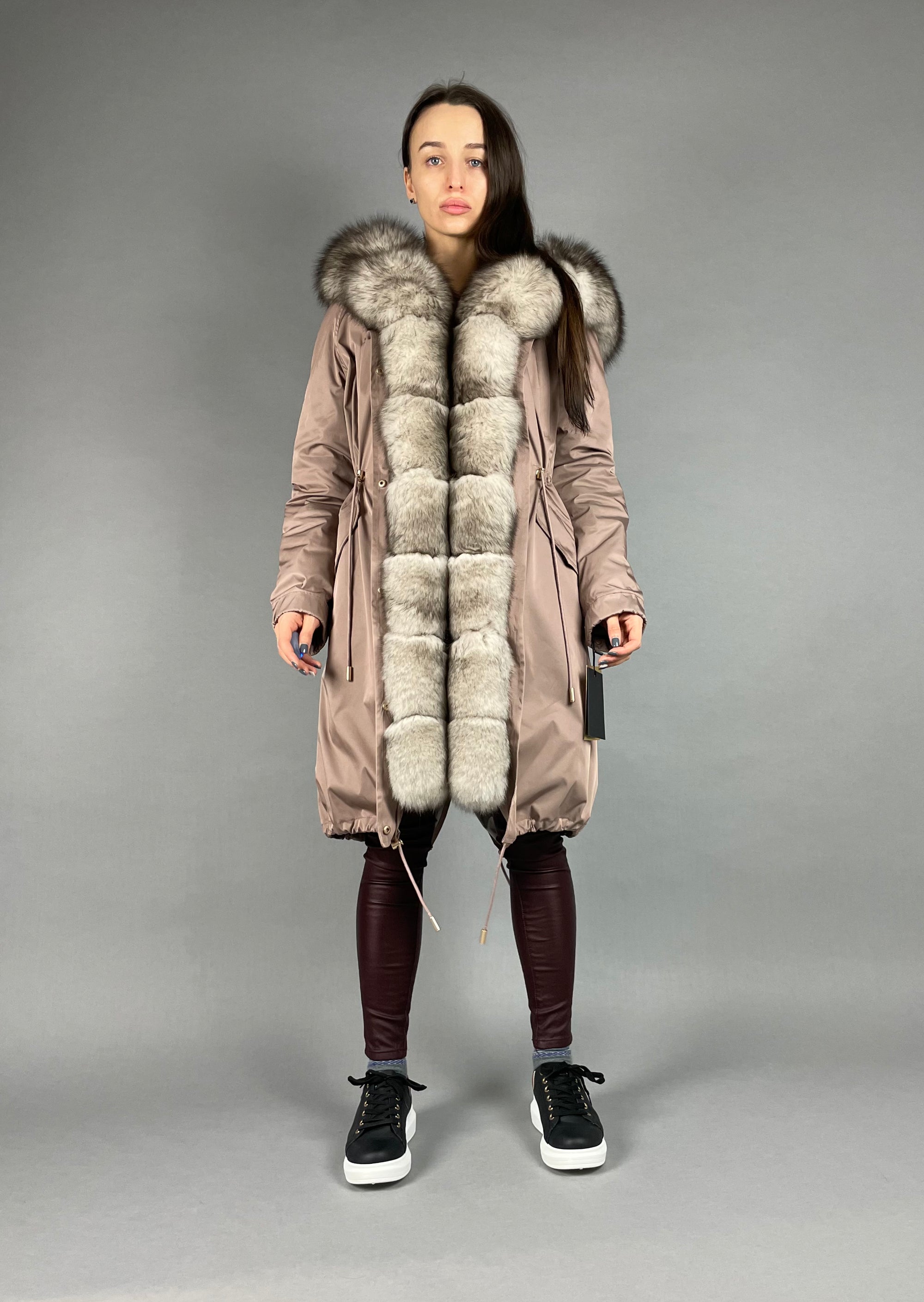 PARKA LUX Pudra krāsa (225) ar balti melnu lapsas kažokādu (M16) / Rex sievietēm 103 cm