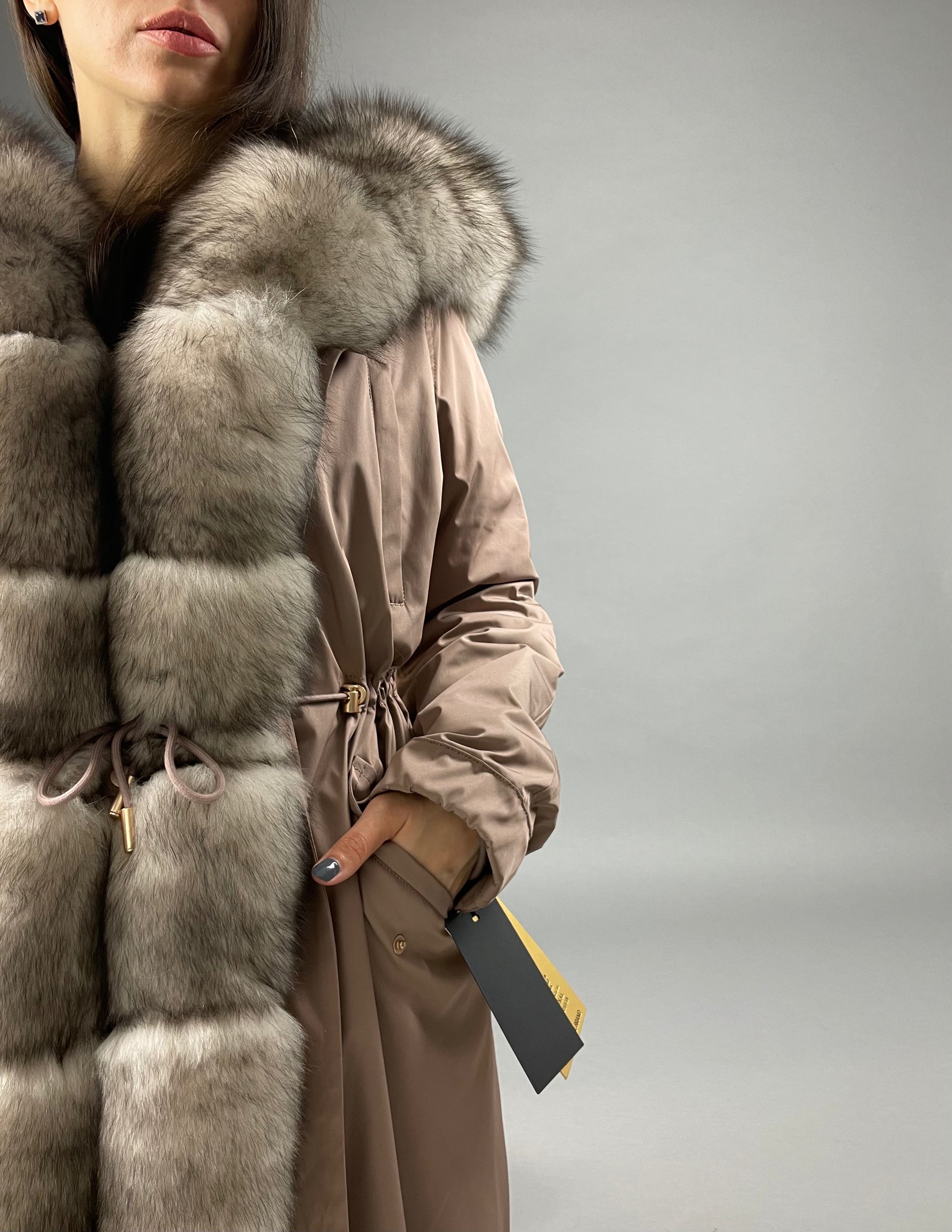 PARKA LUX Pudra krāsa (225) ar balti melnu lapsas kažokādu (M16) / Rex sievietēm 103 cm