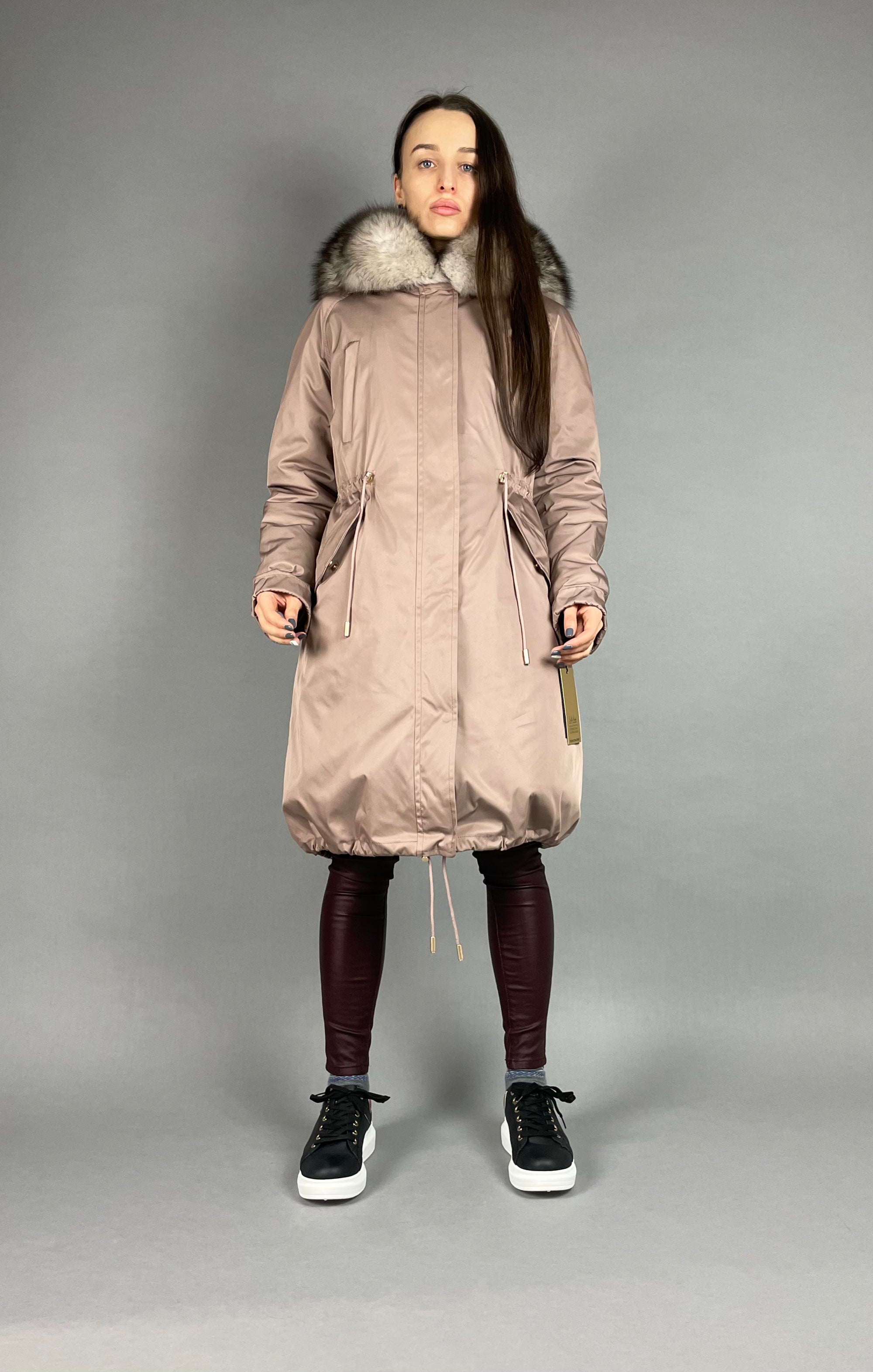 PARKA LUX Pudra krāsa (225) ar balti melnu lapsas kažokādu (M16) / Rex sievietēm 103 cm