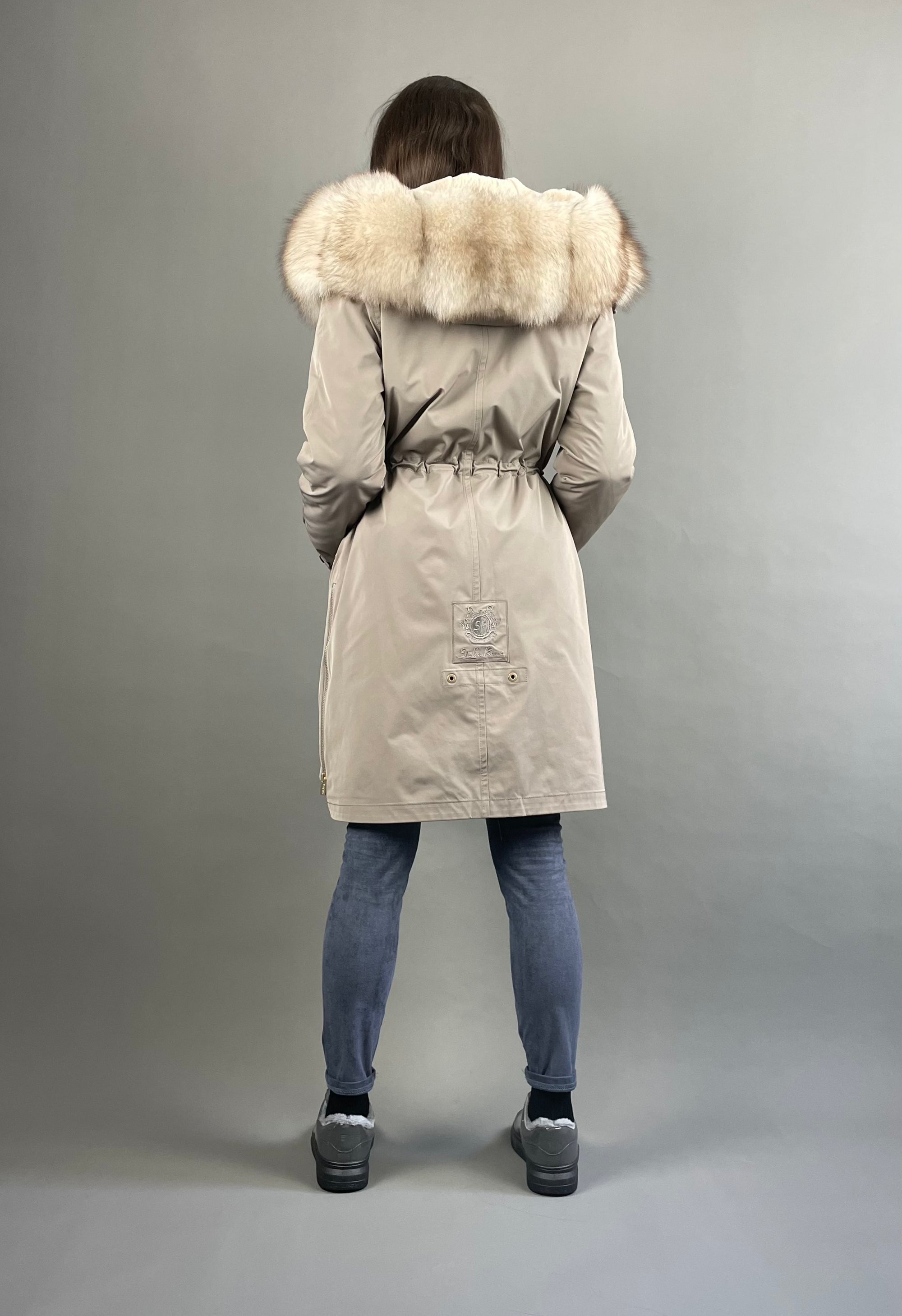 PARKA LUX kapučīno (12) ar balti dzeltenu kažokādu (M66) / Rex sievietēm 95 cm