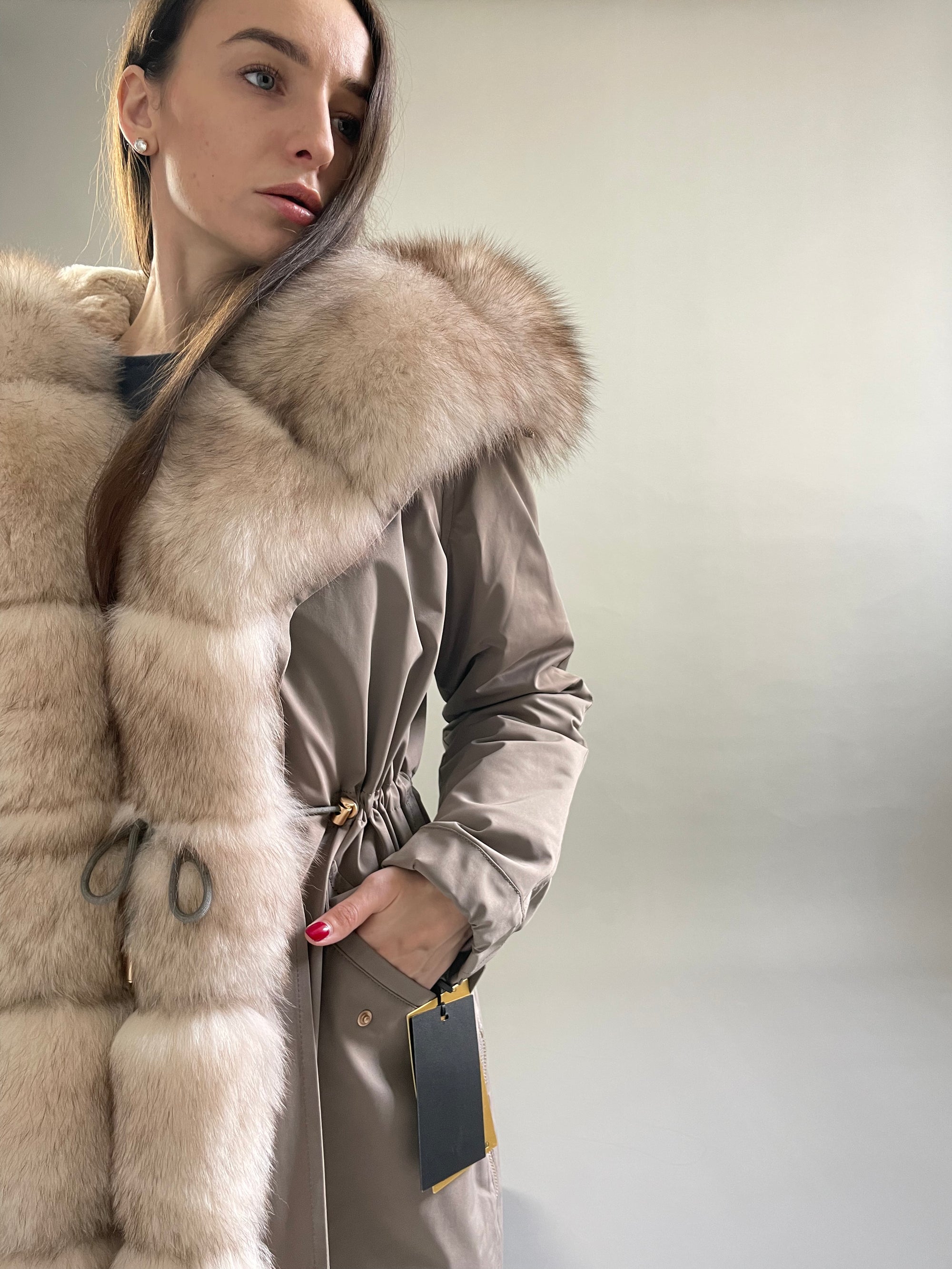 Parka LUX Cappucino(12) ar balti dzeltenu kažokādu (M66) / Rex sievietēm 103 cm