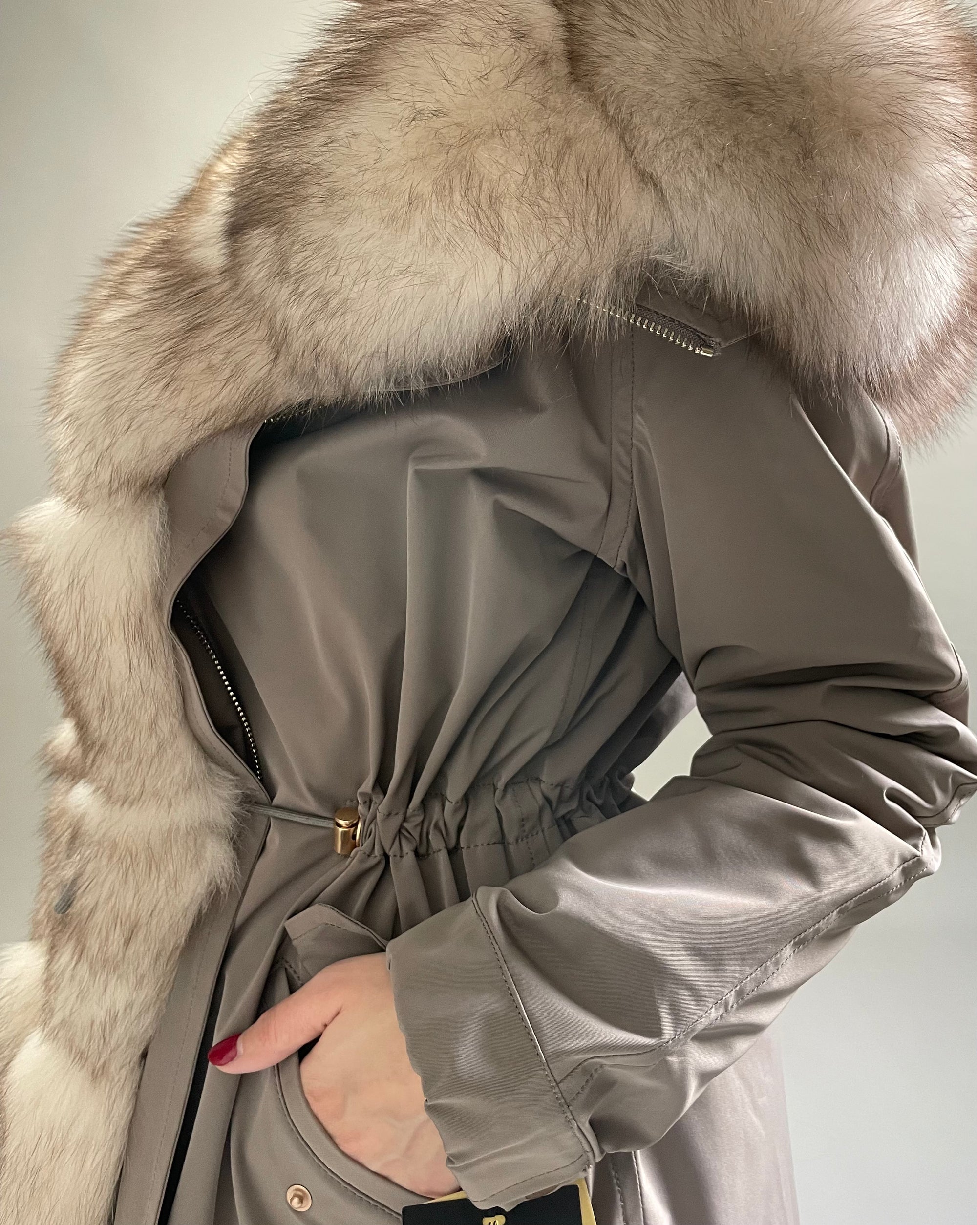 Parka LUX Cappucino(12) ar balti dzeltenu kažokādu (M66) / Rex sievietēm 103 cm