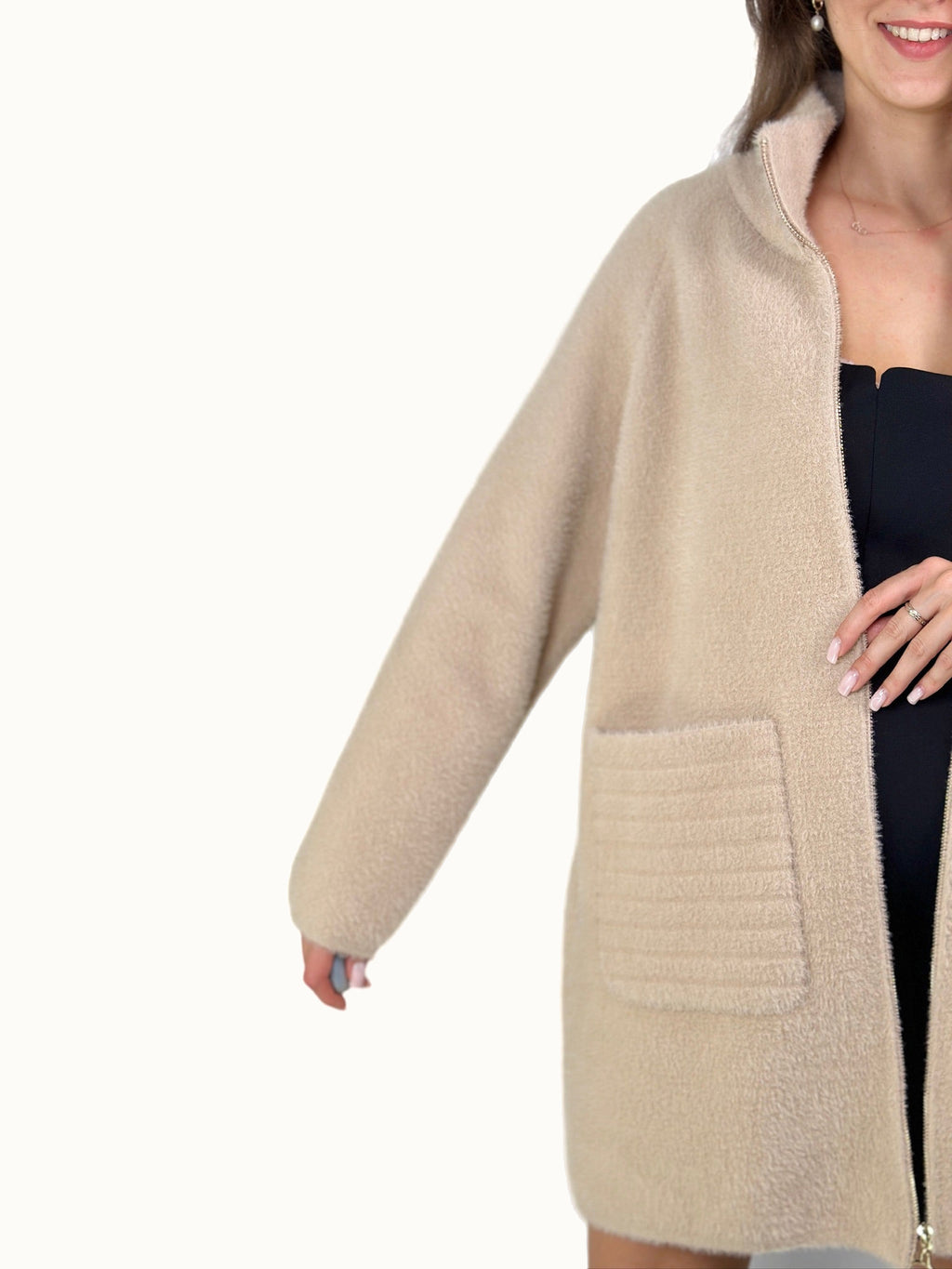 Abrigo de alpaca beige con rayas horizontales