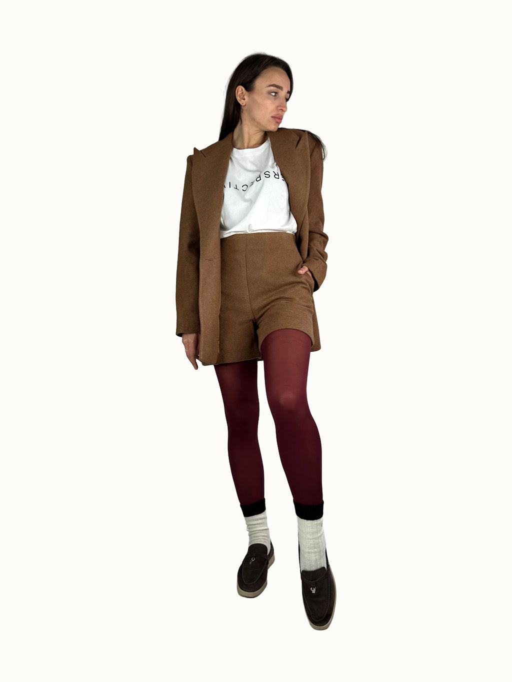 Completo in feltro beige: blazer e shorts