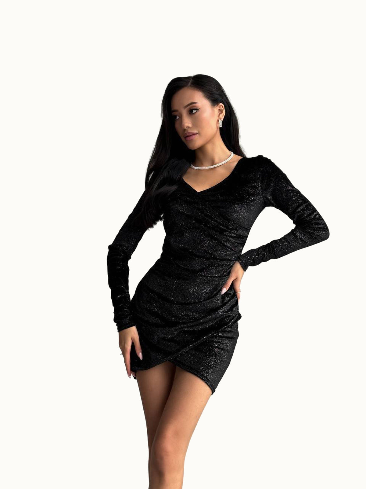 Minivestido de veludo preto brilhante com drapeado