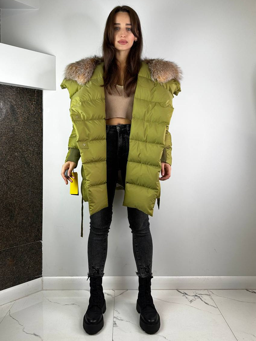 Daunenjacke Baltic in Olivgrün, Kapuze mit beigem Fell, 80 cm