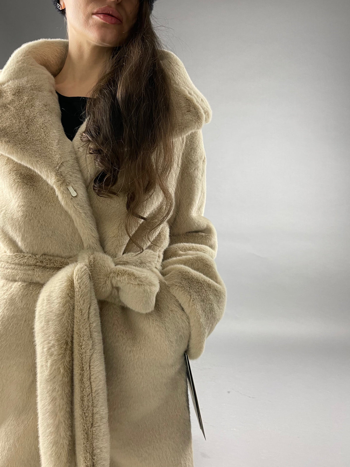 Manteau en fausse fourrure beige à ceinture