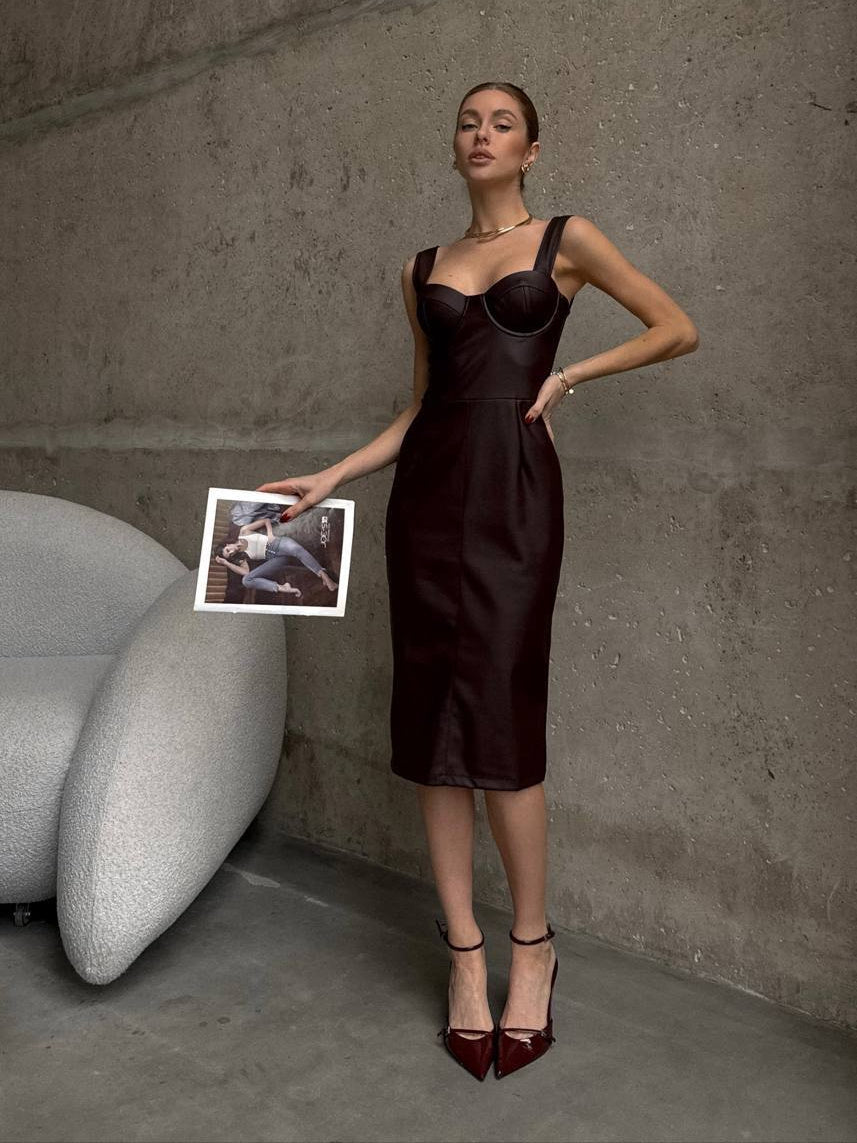 Vestido midi em pele sintética chocolate com corpete