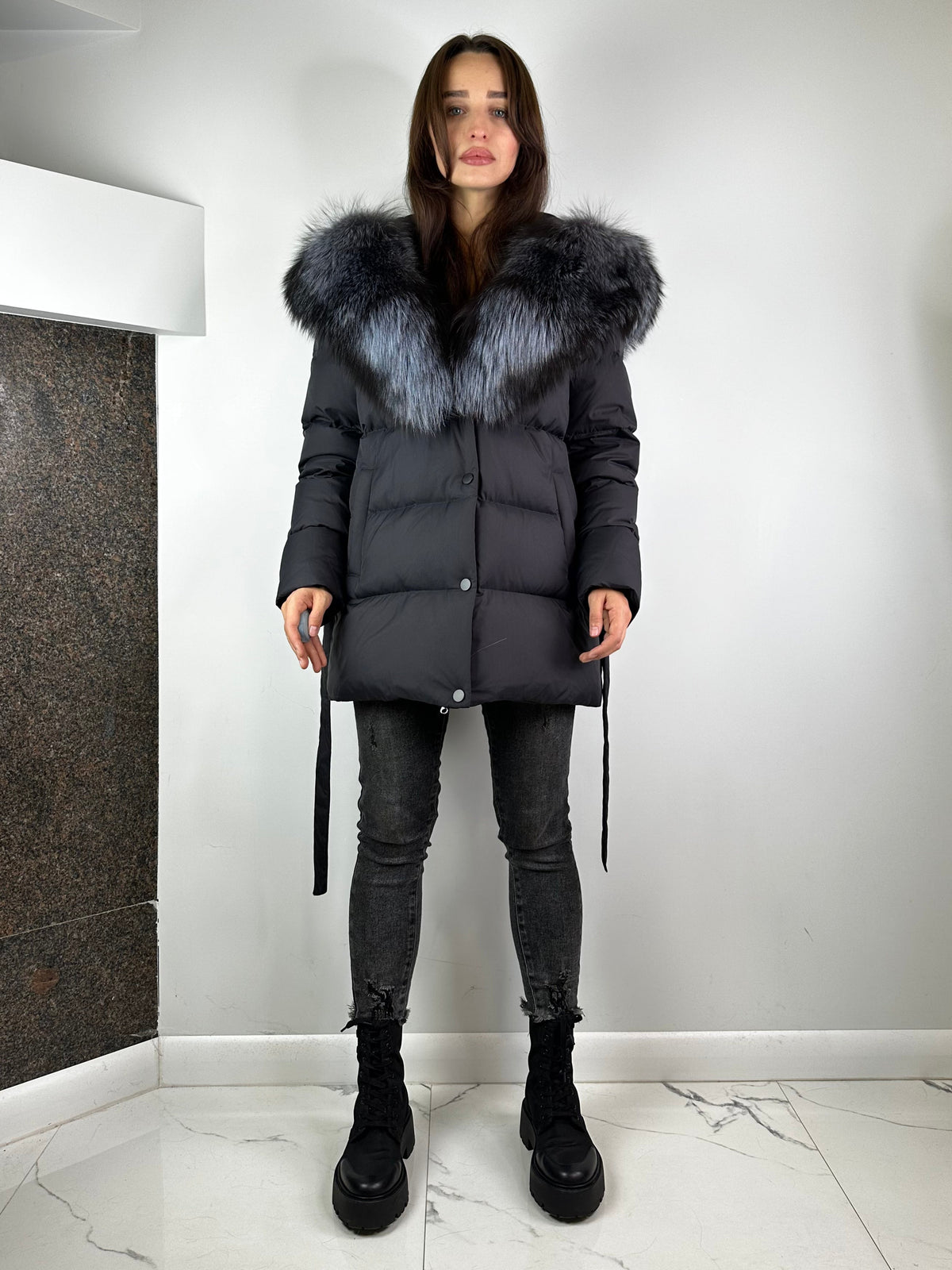 Plumífero Baltic negro con piel de zorro plateado, 75 cm