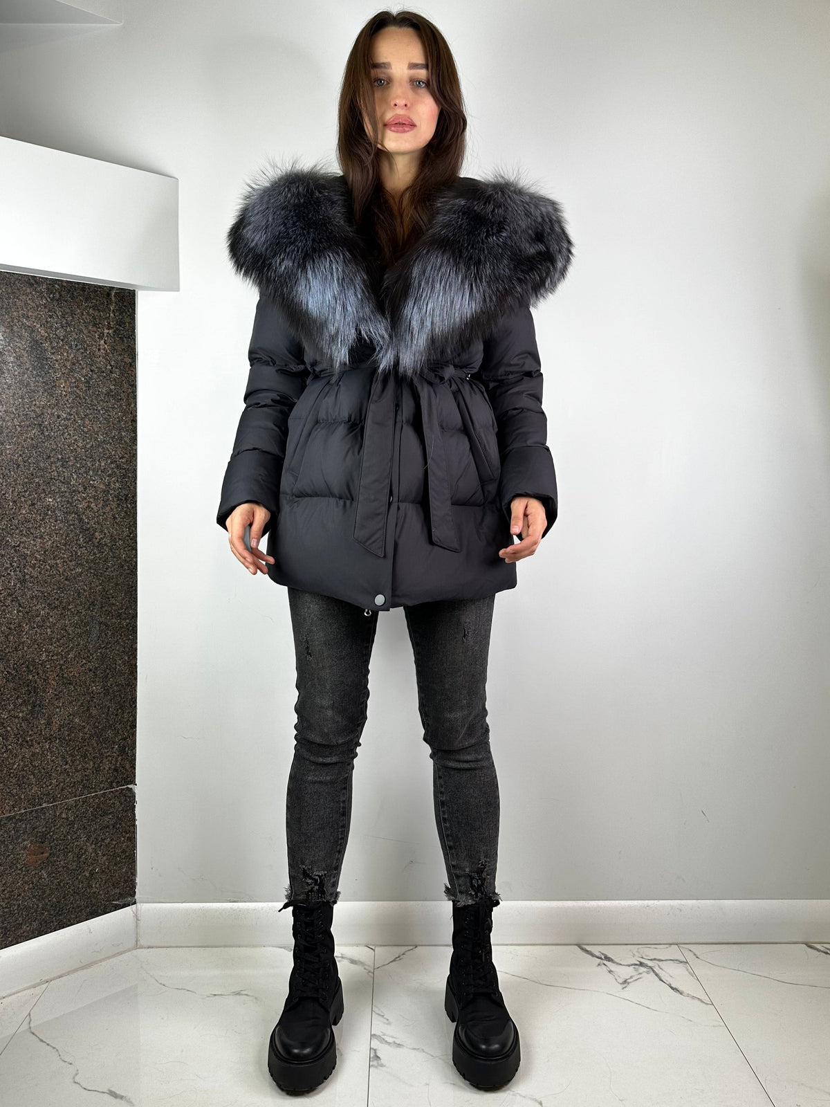 Plumífero Baltic negro con piel de zorro plateado, 75 cm