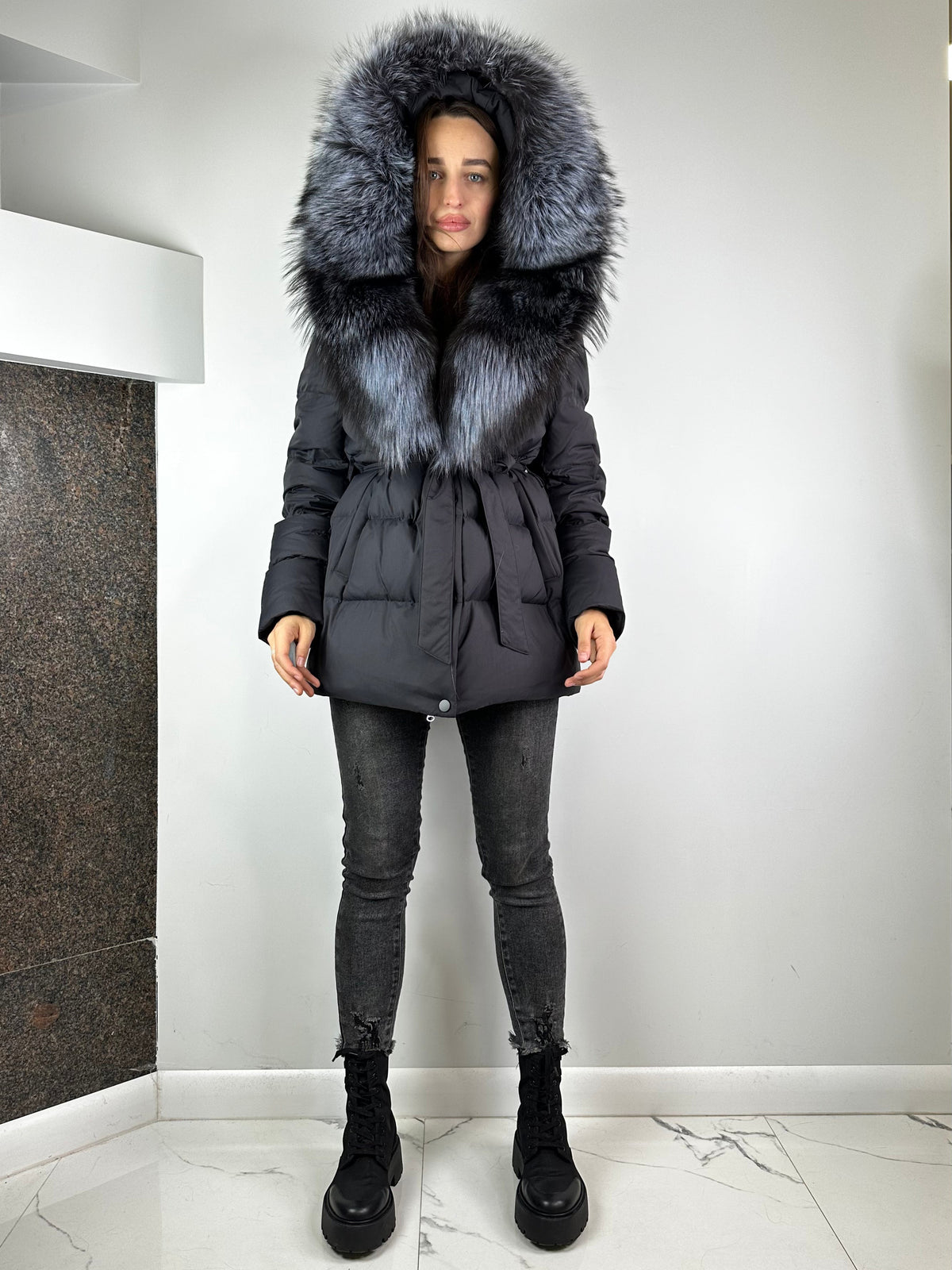 Plumífero Baltic negro con piel de zorro plateado, 75 cm