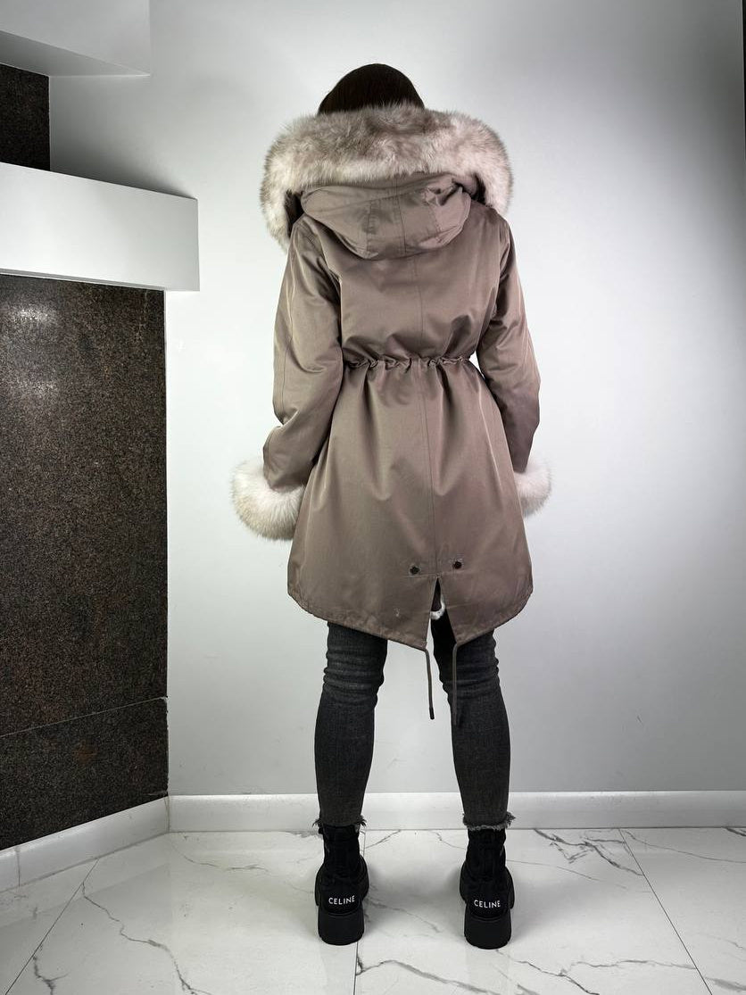 Parka Baltic Classic w kolorze cappuccino z beżowym futrem, 95 cm