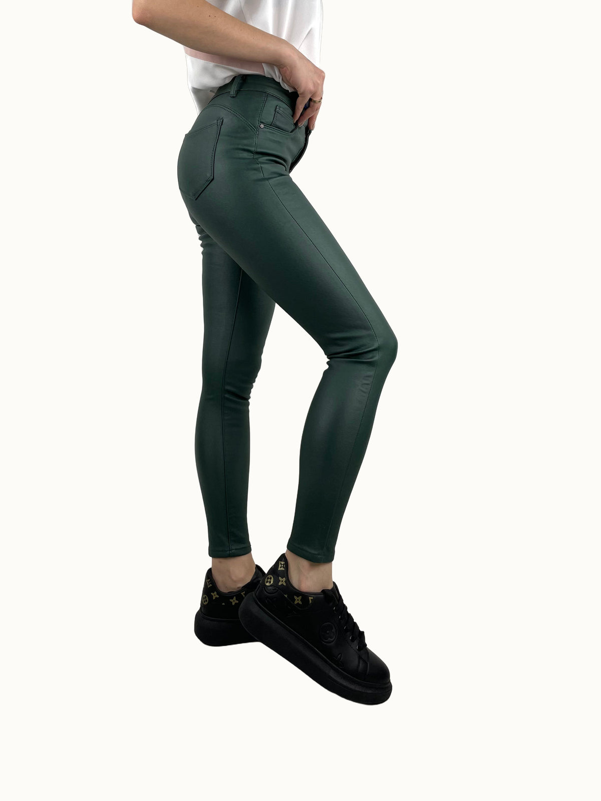 Зеленые утепленные джинсы пуш-ап из экокожи