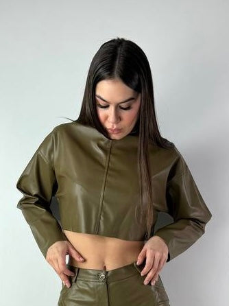 Traje de piel sintética verde