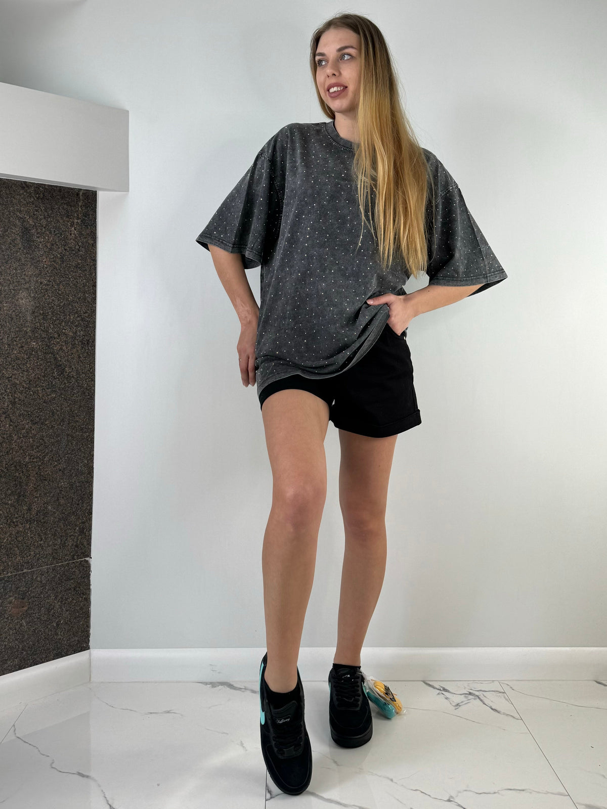 T-shirt grigia con dettagli
