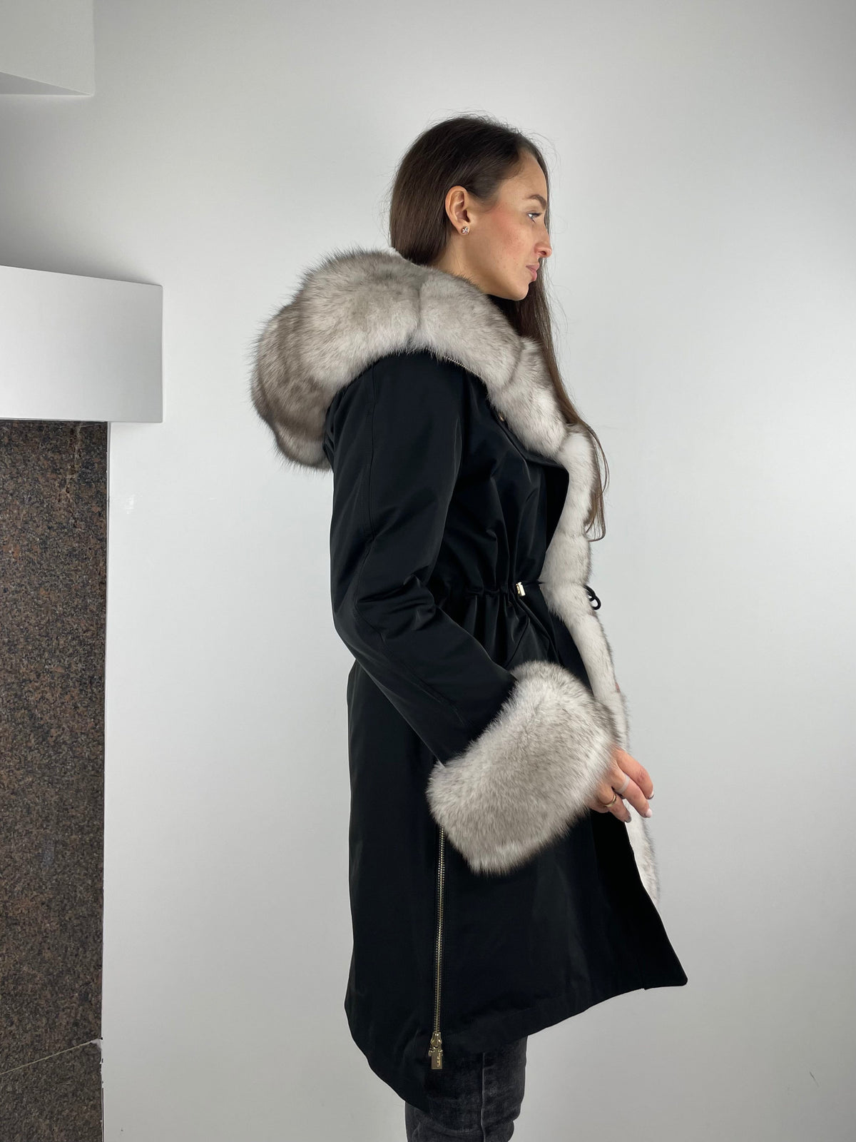 Parka LUX preta com pelo branco, 95 cm