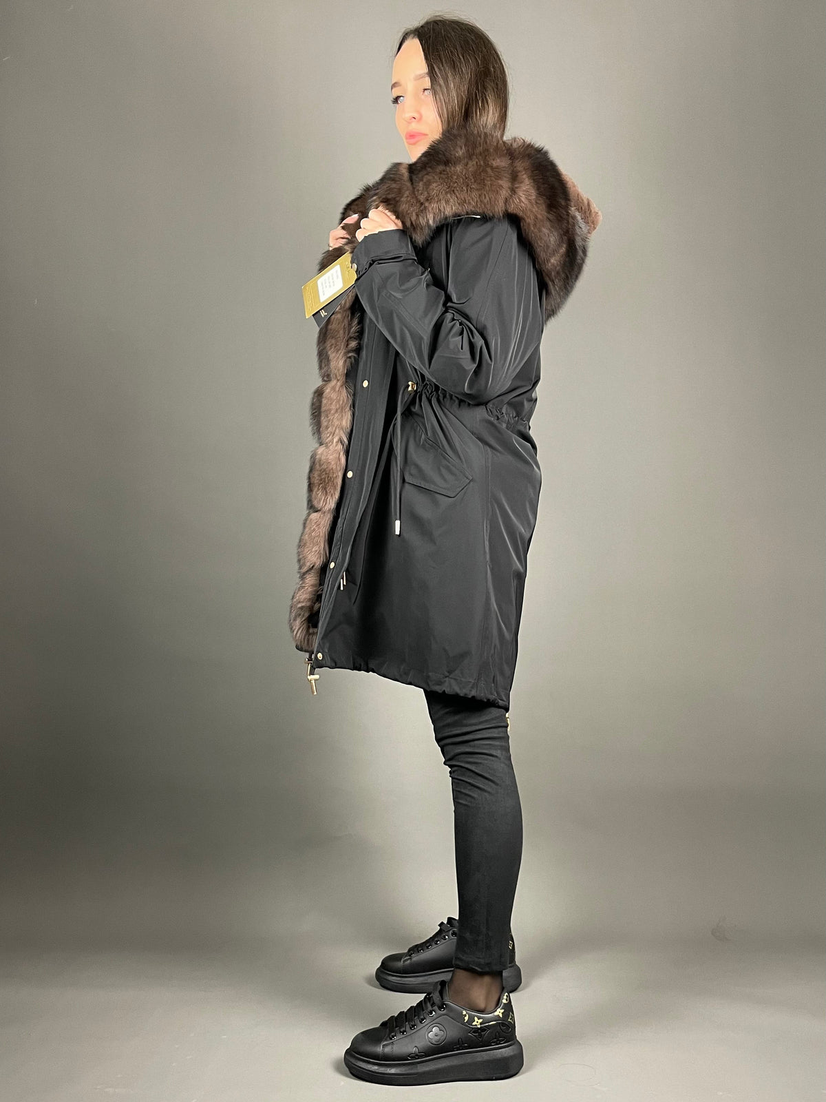 Parka LUX preta com pelo castanho, 95 cm, 4 bolsos