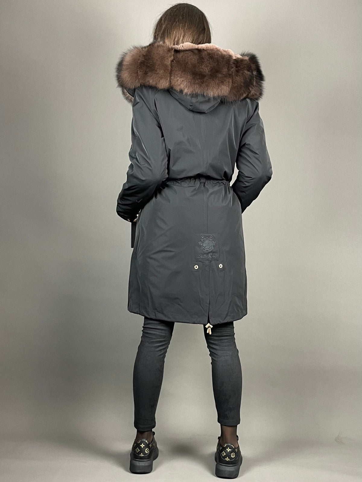 Parka LUX preta com pelo castanho, 95 cm, 4 bolsos