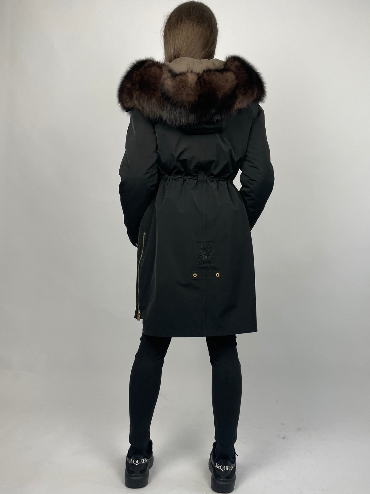Parka LUX preta com pelo castanho, 95 cm, fechos laterais