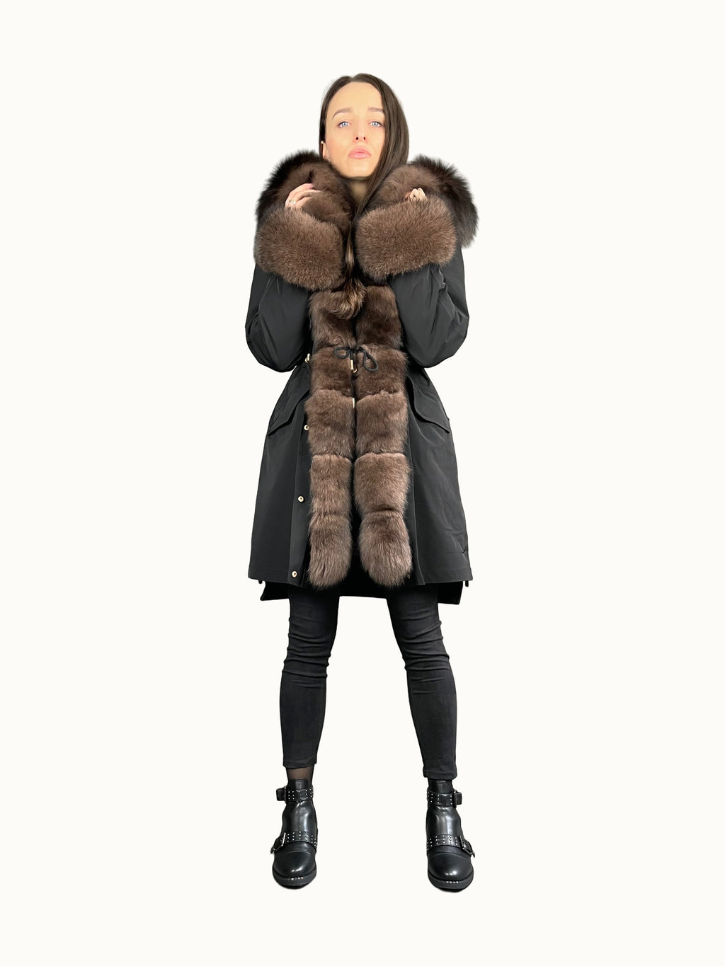 Parka LUX negra con piel marrón, 95 cm, cremalleras laterales