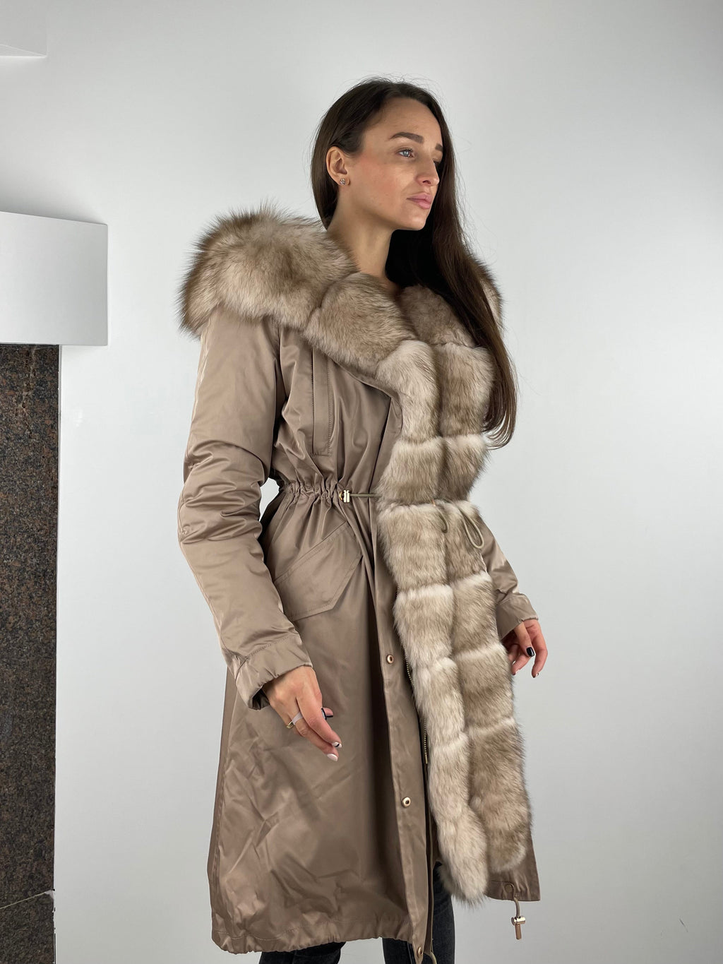 Parka LUX camel com pelo branco e amarelo, 103 cm